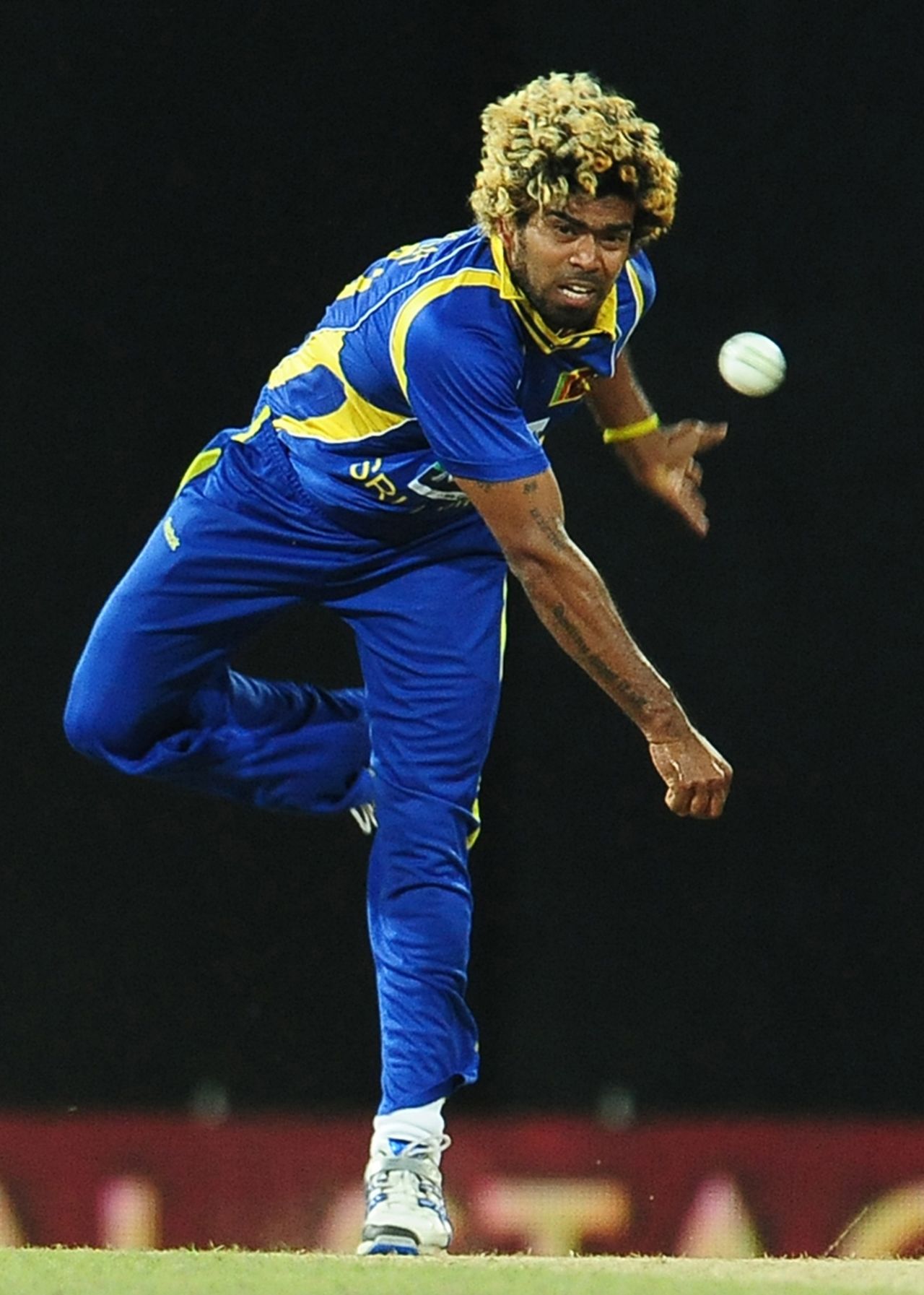 Lasith Malinga bowls, Sri Lanka v India, 3rd ODI, Colombo, July 28, 2012