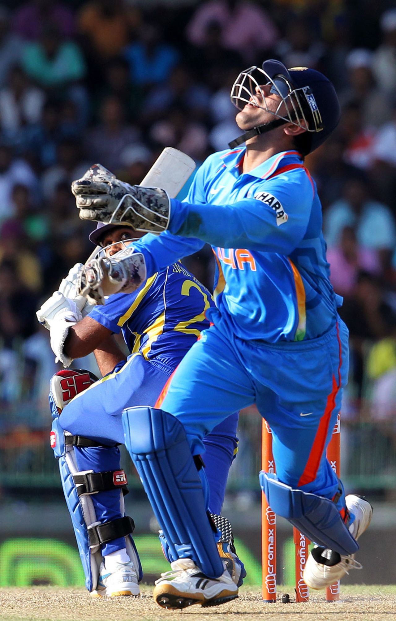 MS Dhoni runs back to catch Mahela Jayawardene, Sri Lanka v India, 4th ODI, Colombo, July 31, 2012