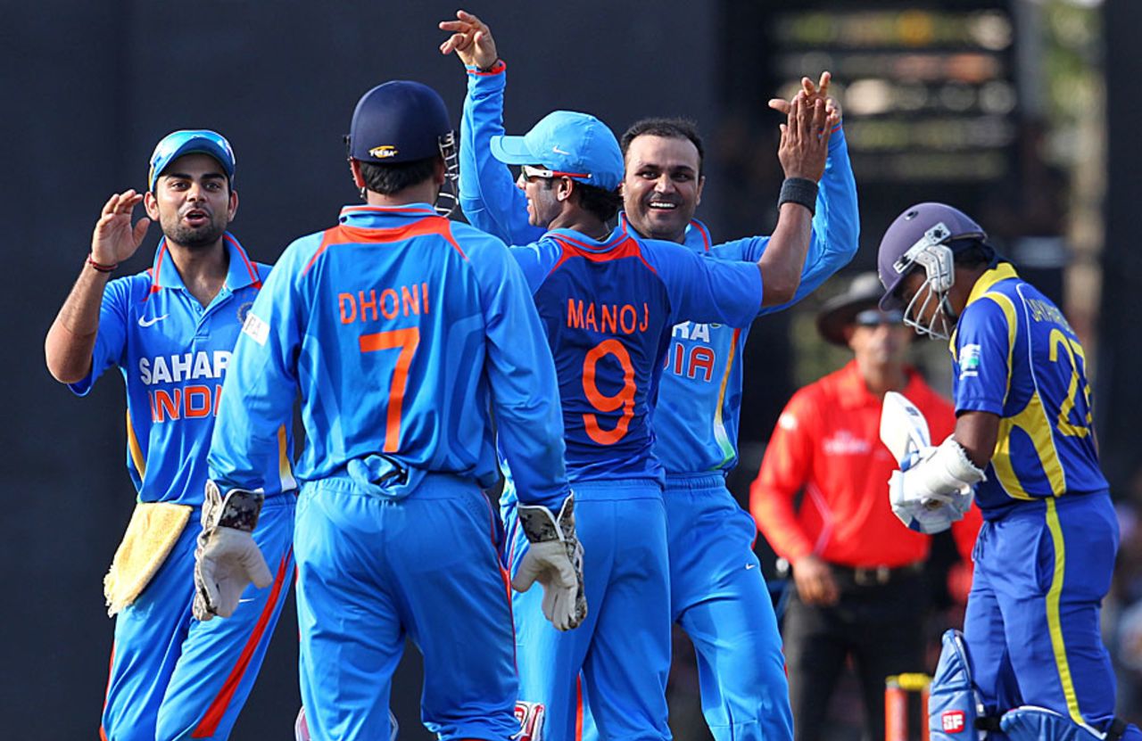 India get together after Mahela Jayawardene's dismissal, Sri Lanka v India, 4th ODI, Colombo, July 31, 2012