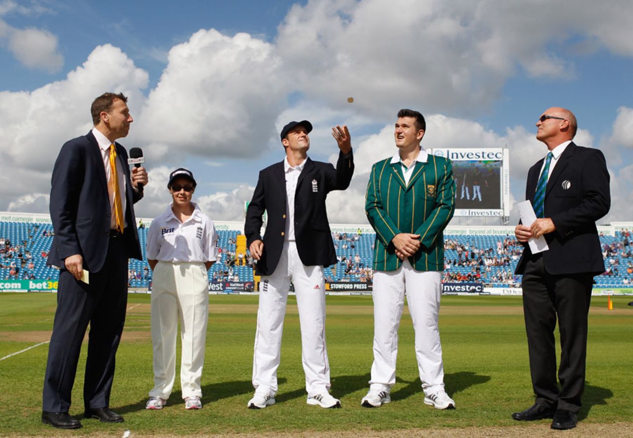 Andrew Strauss and Graeme Smith contest the toss, England v South Africa, 2nd Investec Test, Headingley, 1st day, August 2, 2012