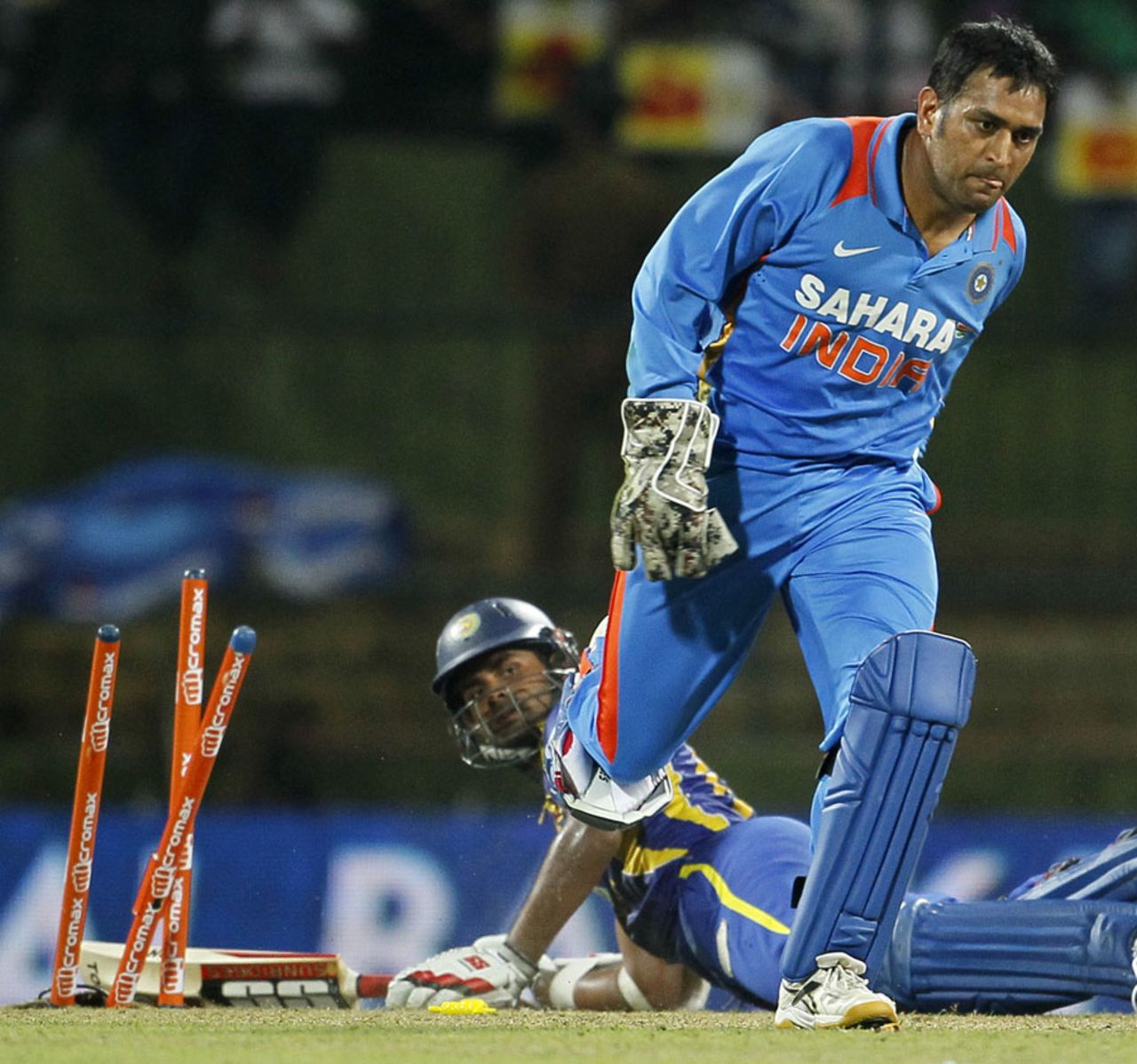 MS Dhoni completes the run out of Lahiru Thirimanne, Sri Lanka v India, 5th ODI, Pallekele, August 4, 2012
