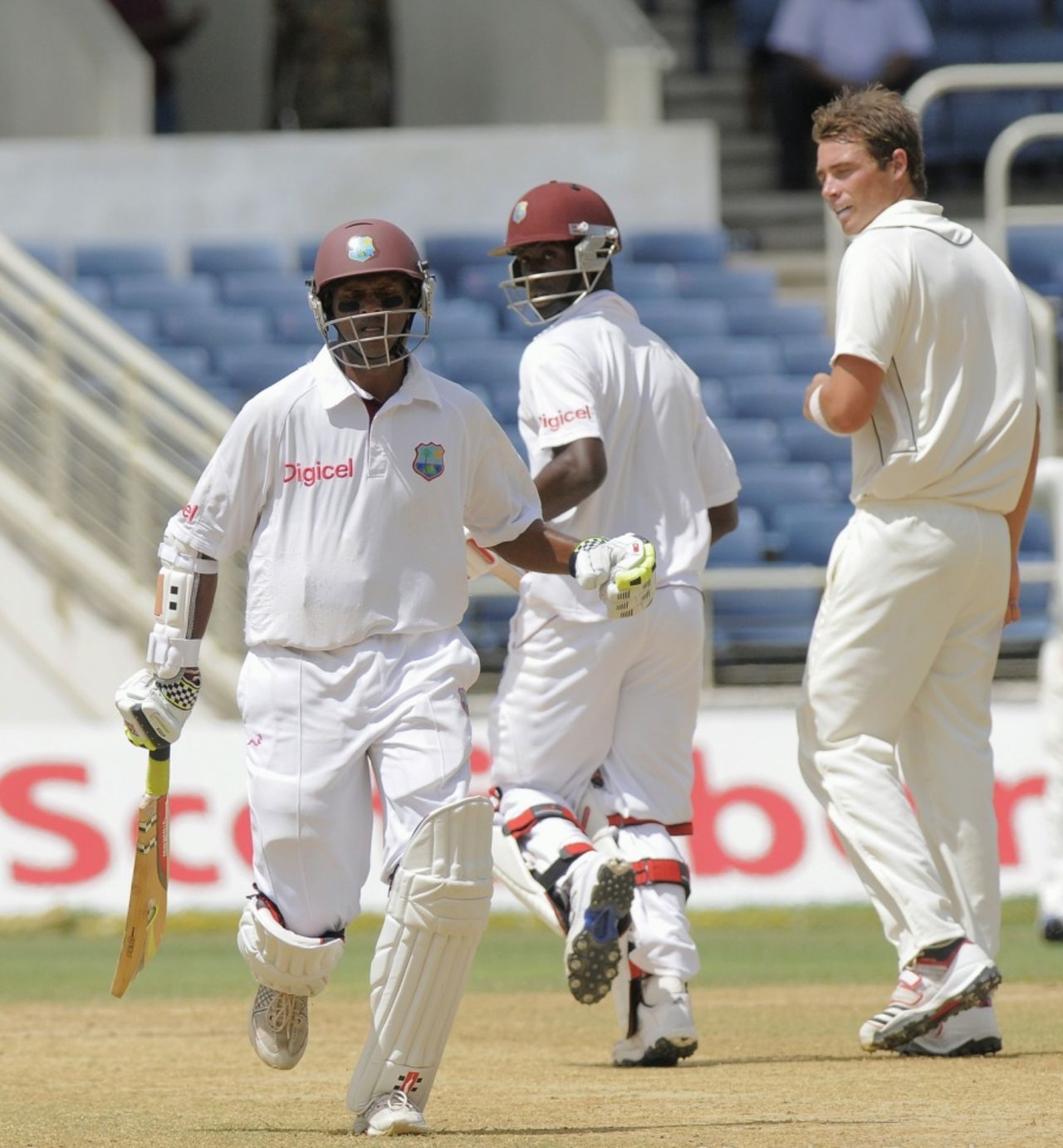 Shivnarine Chanderpaul and Kemar Roach combined for an important 70-run partnership, West Indies v New Zealand, 2nd Test, Kingston, 4th day, August 5, 2012