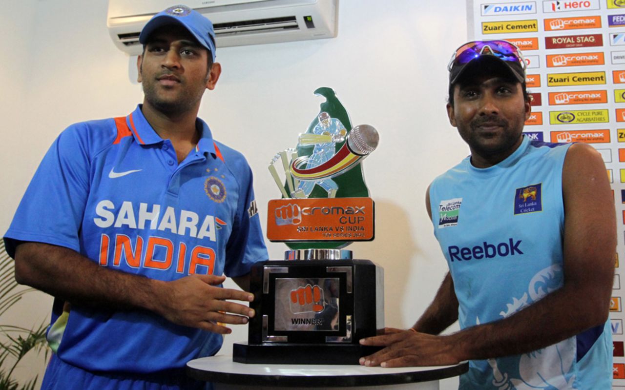 MS Dhoni and Mahela Jayawardene with the T20 trophy in Pallekele, August 6, 2012