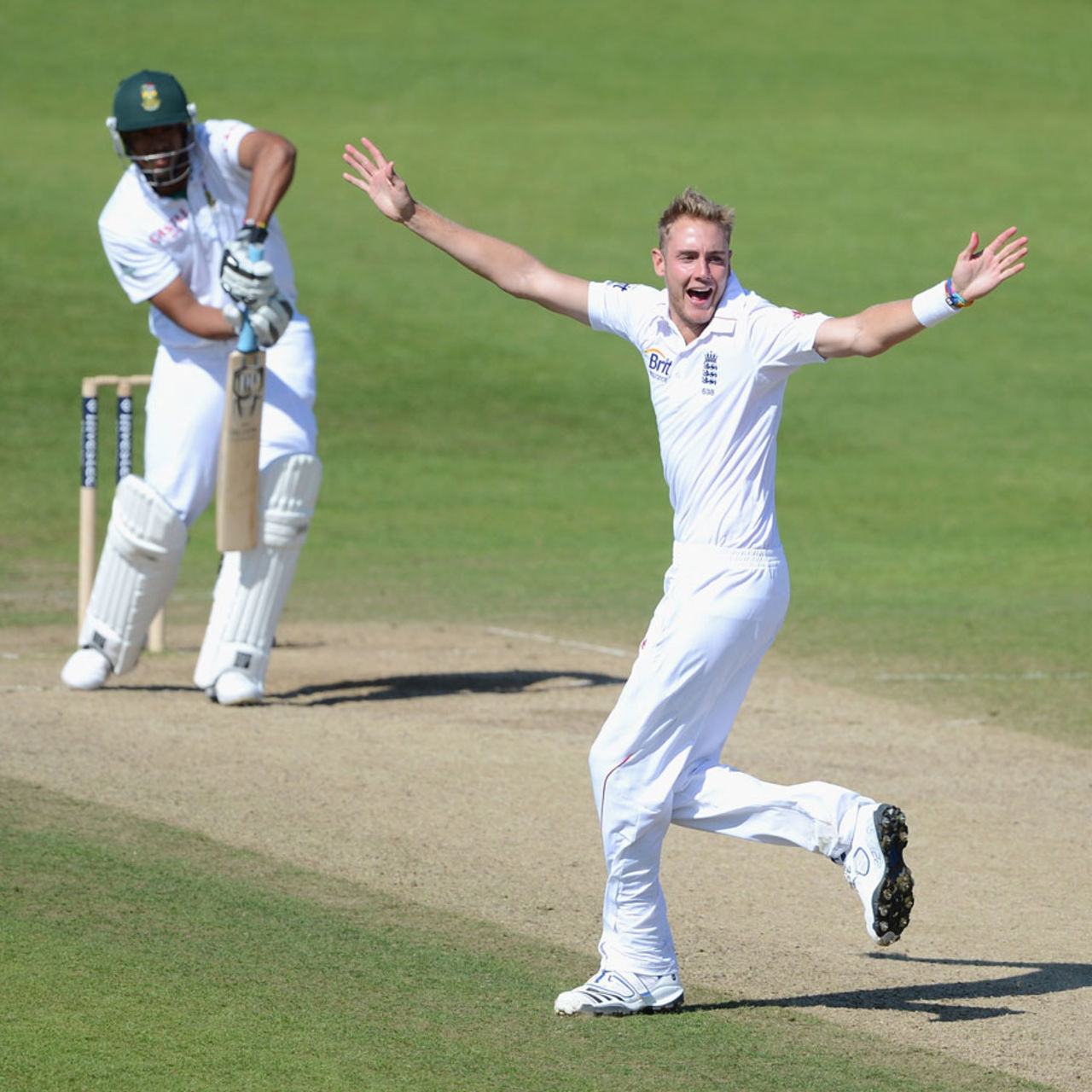 Stuart Broad appeals successfully for the wicket of Vernon Philander, England v South Africa, 2nd Investec Test, Headingley, 5th day, August 6, 2012