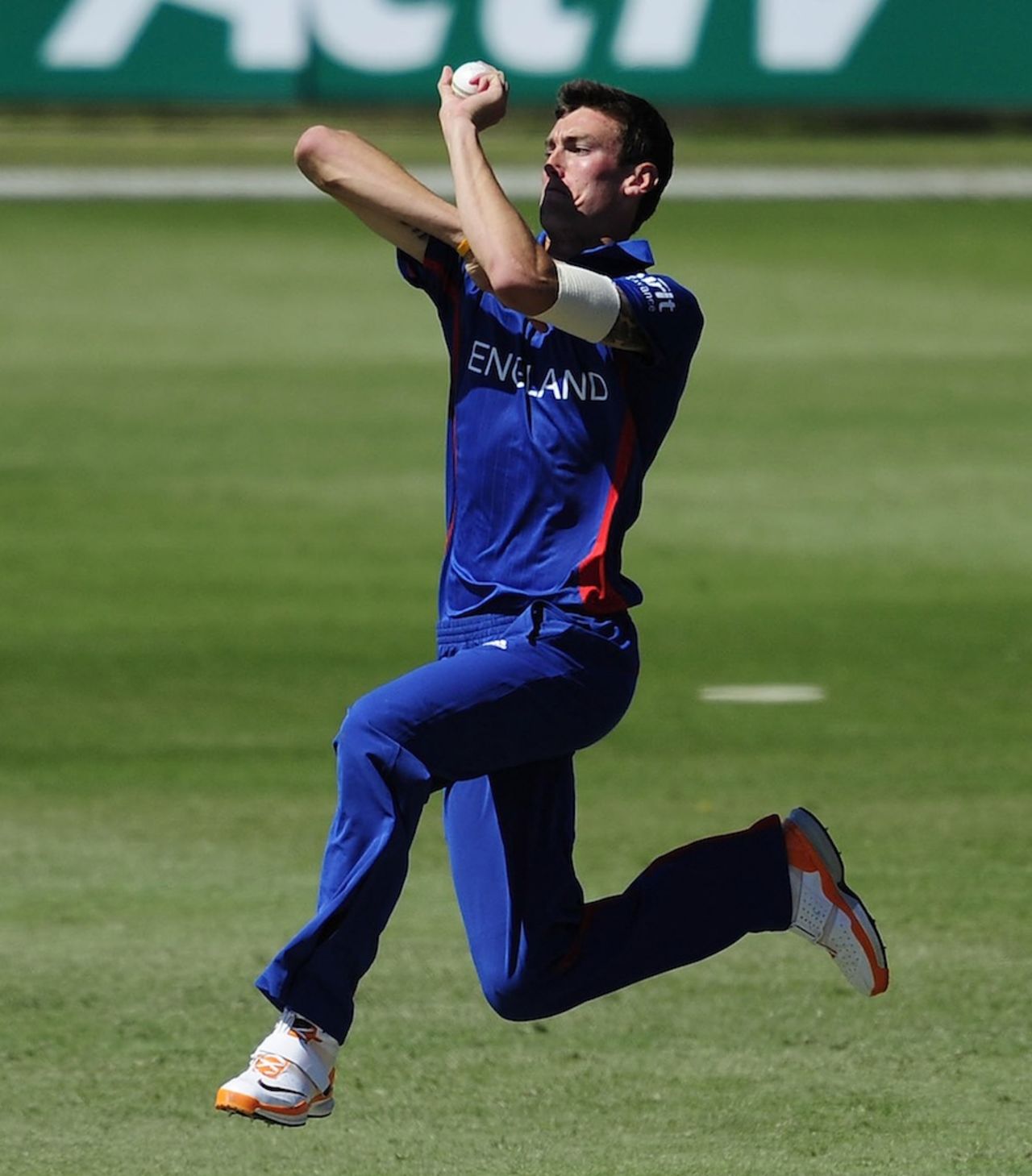 Reece Topley prepares to bowl, Australia v England, ICC U-19 World Cup 2012, Townsville, August 11, 2012