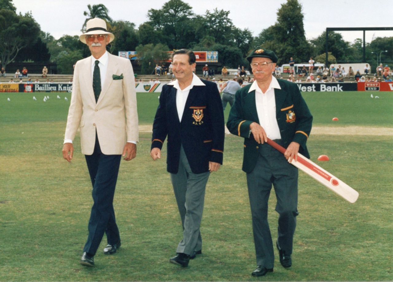 Les Favell, flanked by Dr Donald Beard on the left and Don Bradman on the right, at his testimonial match, 1987