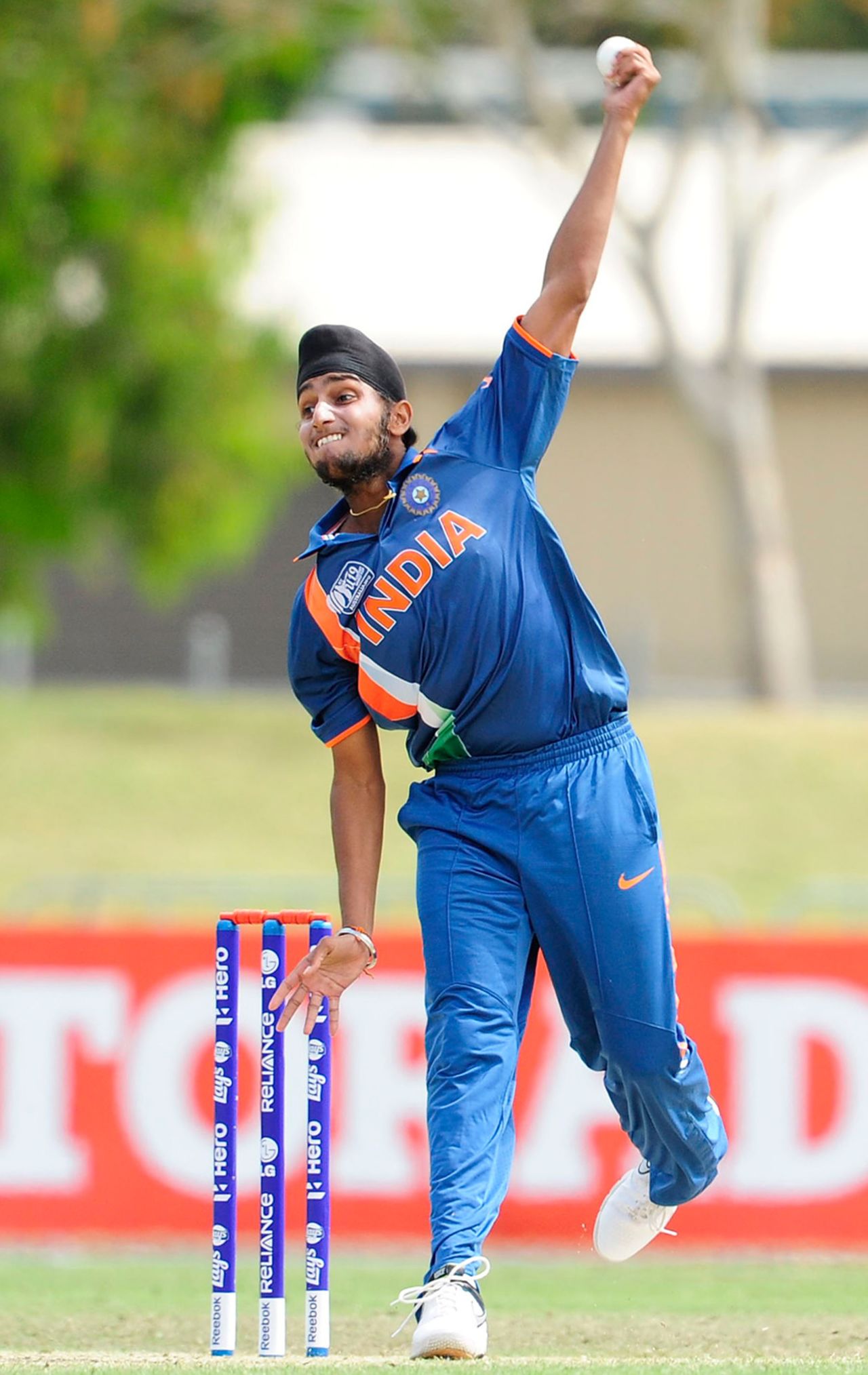 Harmeet Singh bowls, India v Pakistan, quarter-final, ICC Under-19 World Cup 2012, Townsville, August 20, 2012