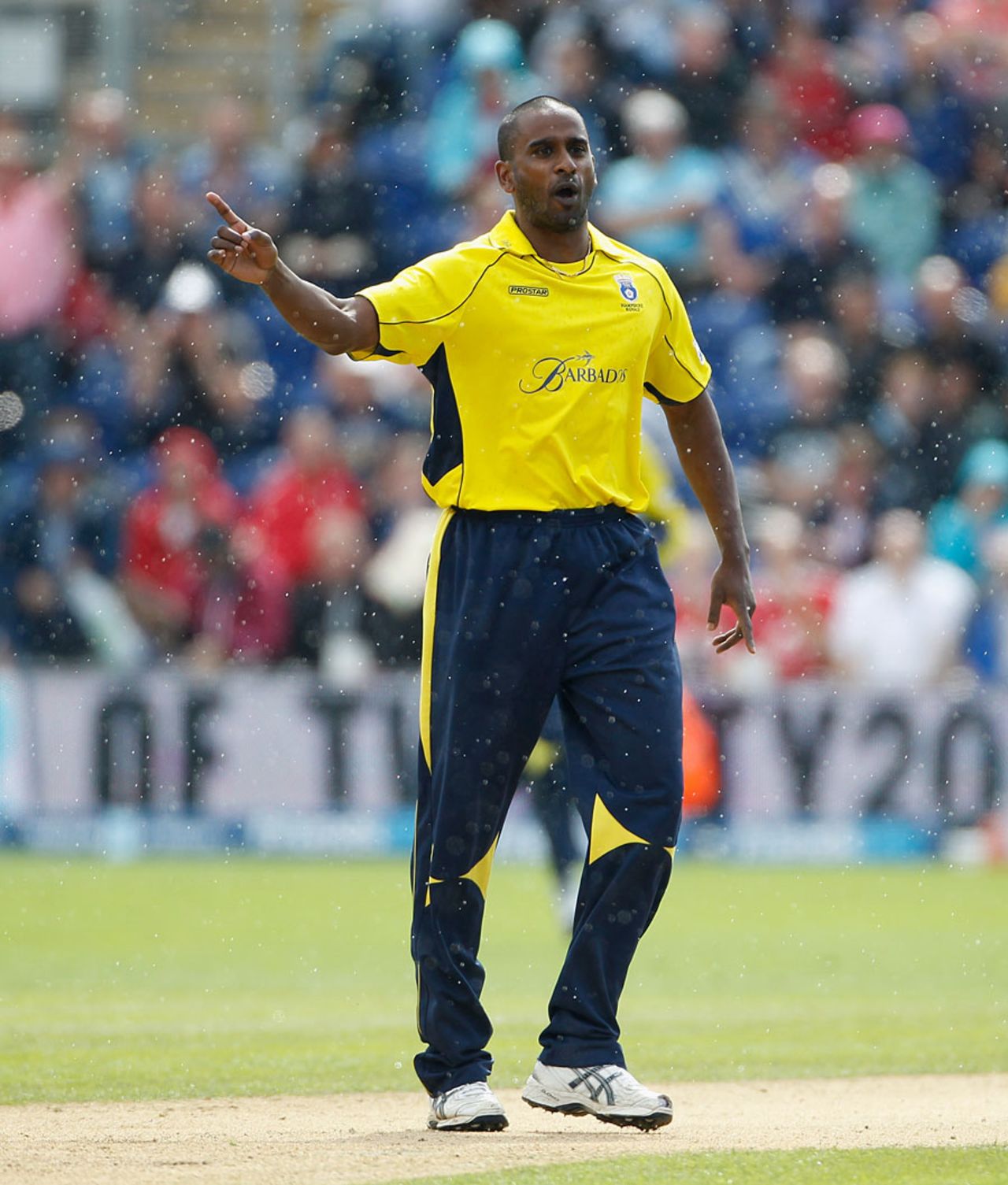 Dimitri Mascarenhas took 2 for 11 in his four overs, Hampshire v Somerset, Friends Life t20 semi-final, Cardiff, August 25, 2012