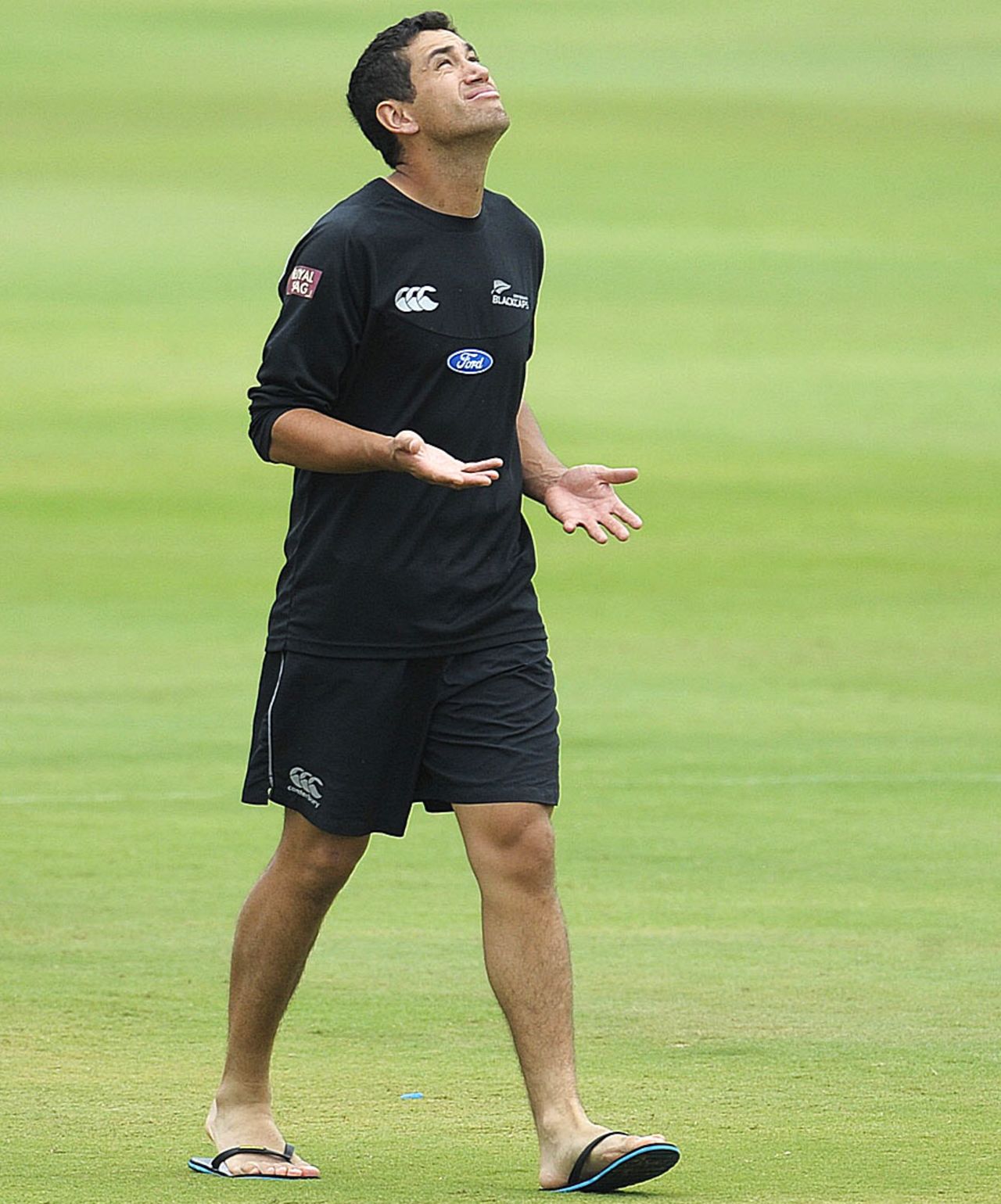 Ross Taylor looks at the heavens, India v New Zealand, 1st Test, Hyderabad, 4th day, August 26, 2012