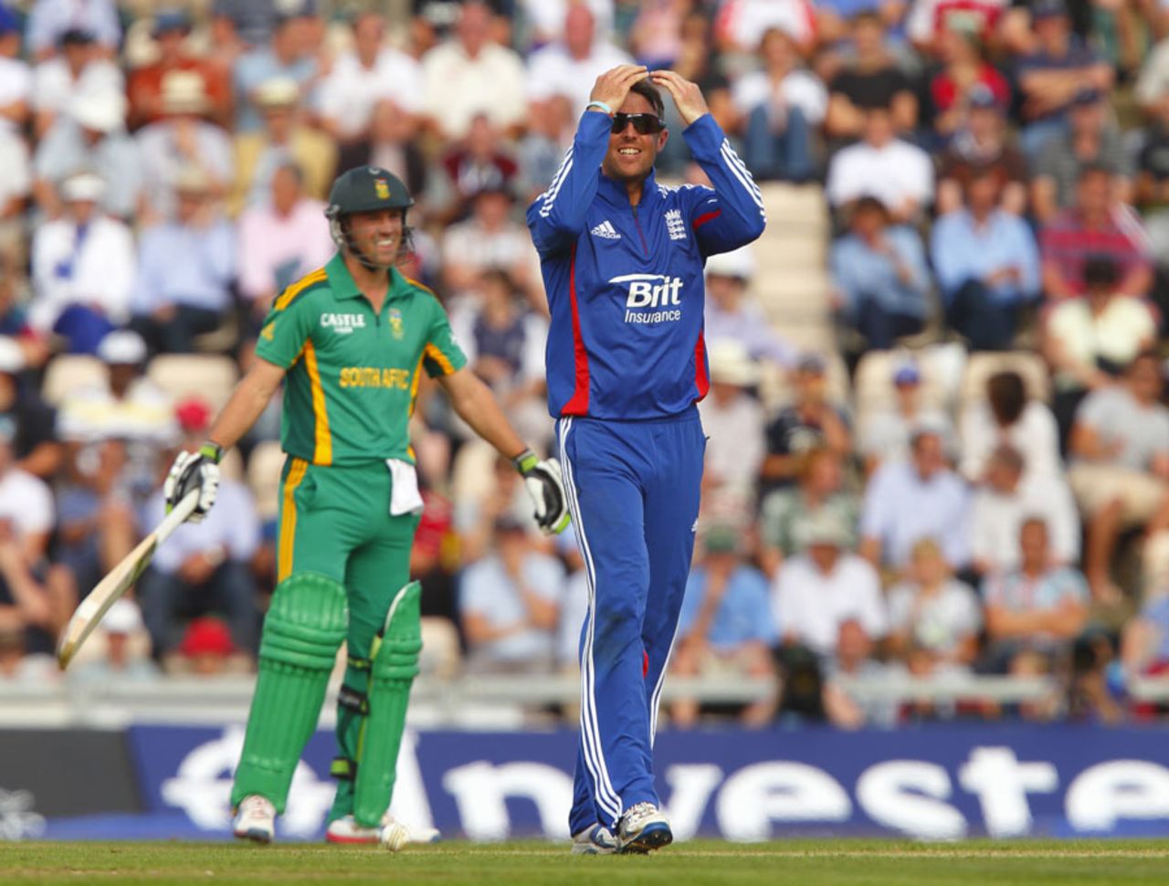 Graeme Swann reacts with dismay after AB de Villiers is given not out caught behind, England v South Africa, 2nd NatWest ODI, West End, August 28, 2012