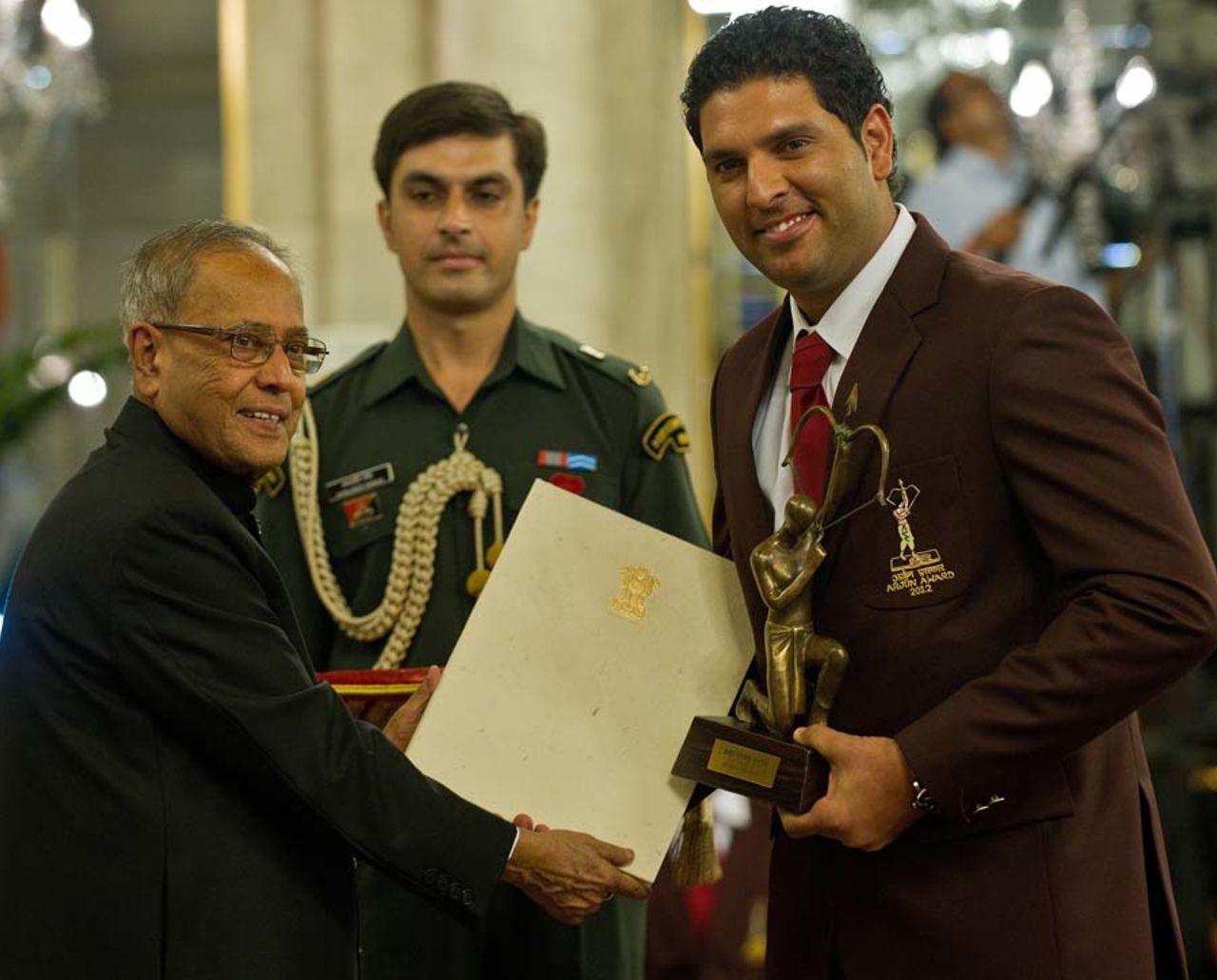 Yuvraj Singh receives the Arjuna Award from the Indian president Pranab Mukherjee, New Delhi, August 29, 2012