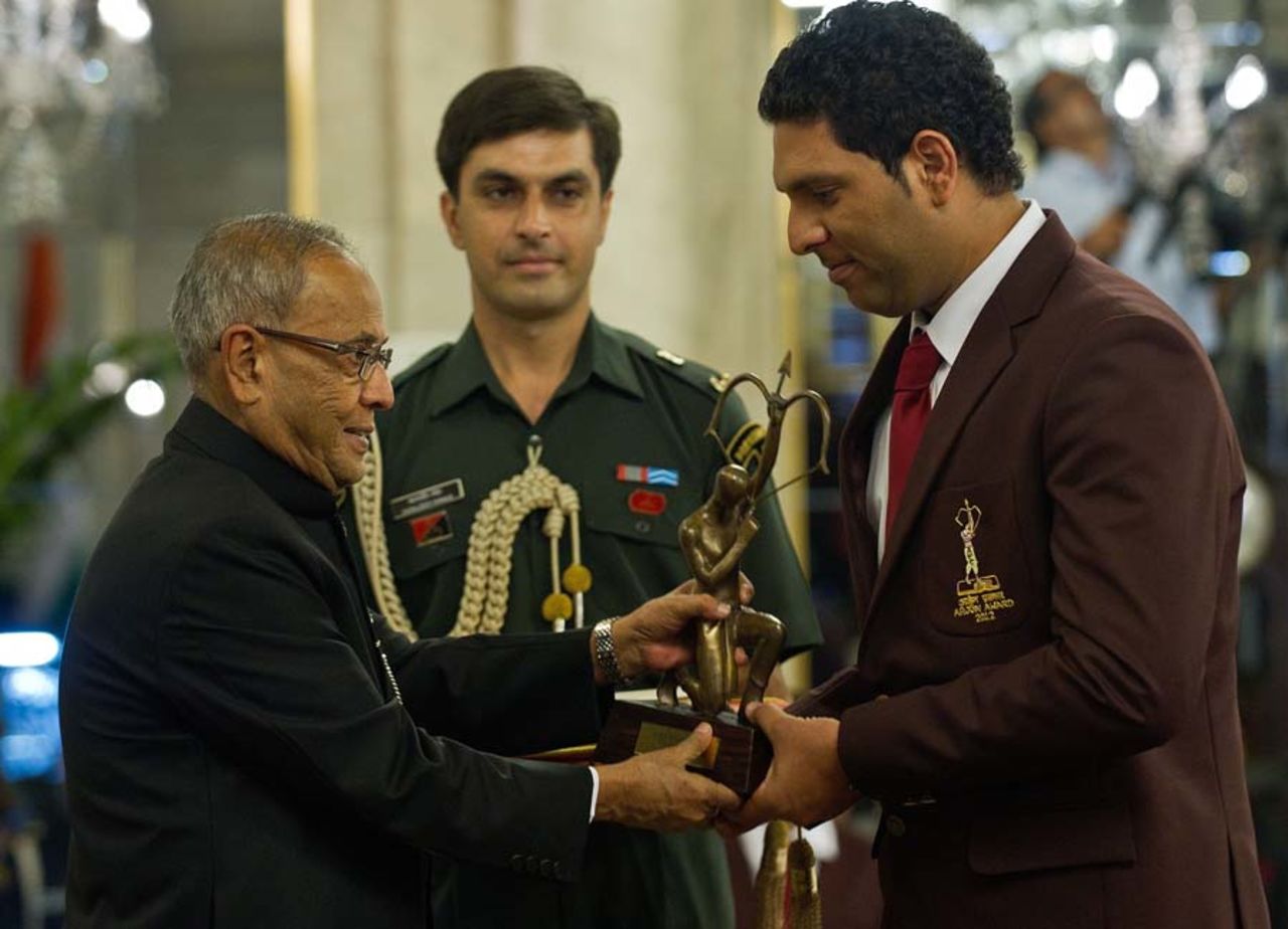 Yuvraj Singh accepts the Arjuna Award from Indian president Pranab Mukherjee, New Delhi, August 29, 2012