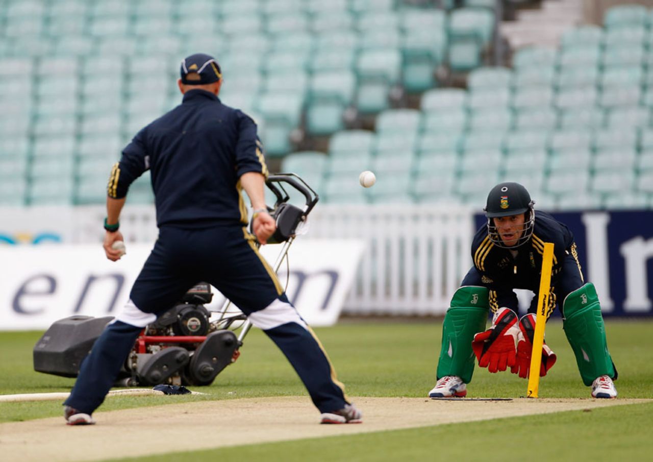 AB de Villiers practises with the gloves, The Oval, August 30, 2012