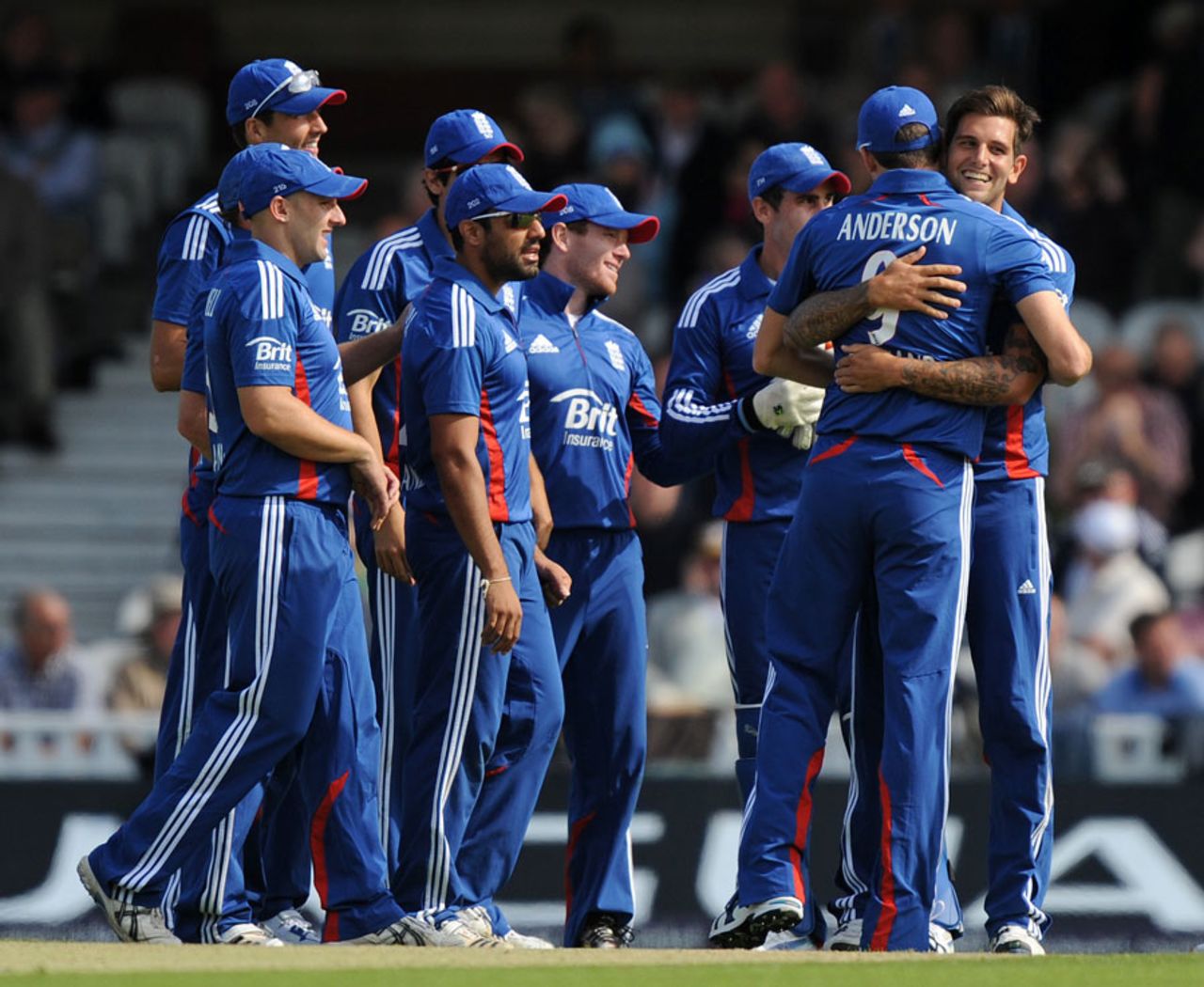 Jade Dernbach is congratulated by his team-mates, England v South Africa, 3rd NatWest ODI, The Oval, August 31, 2012