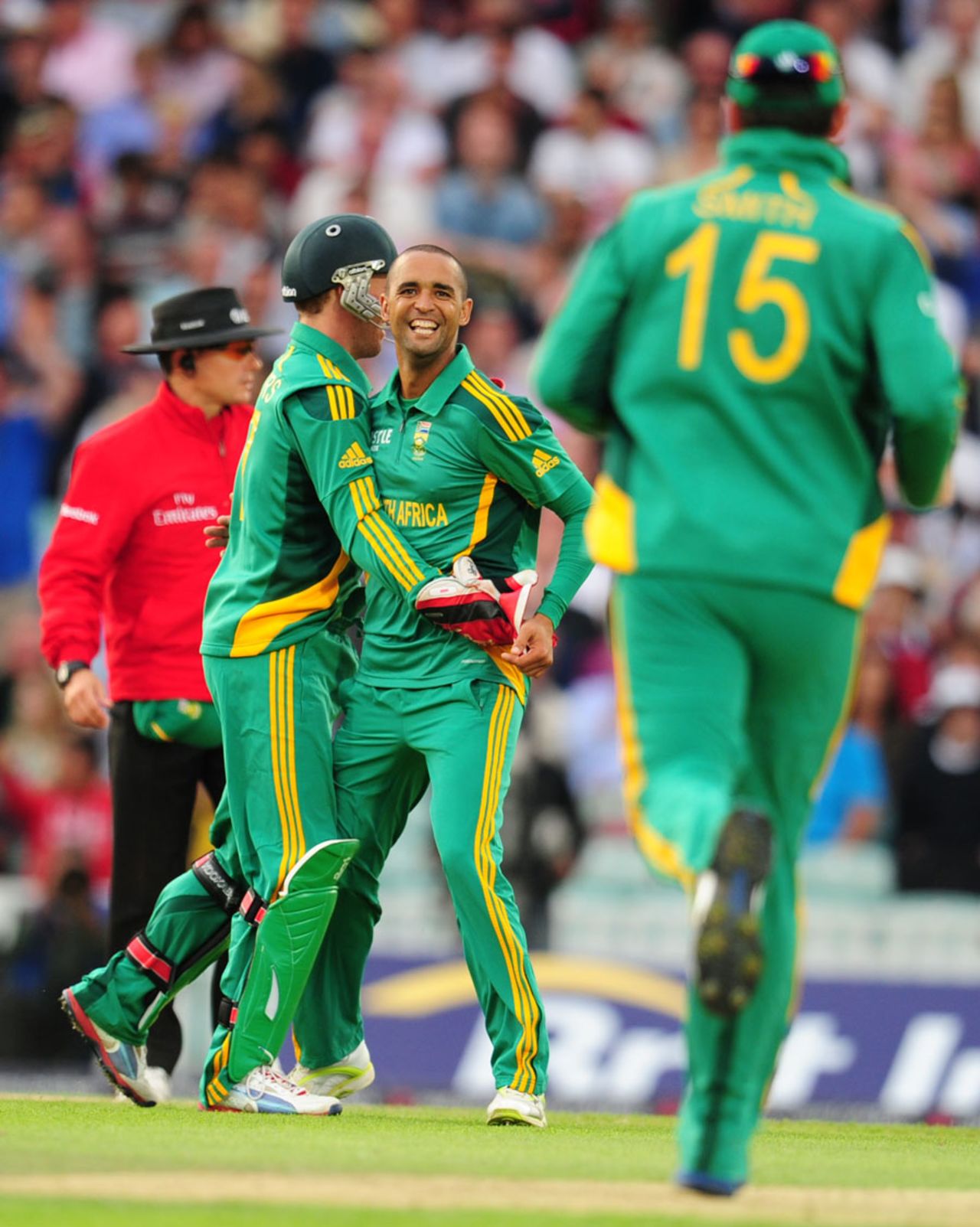 Robin Peterson is congratulated on dismissing England's captain, England v South Africa, 3rd NatWest ODI, The Oval, August 31, 2012