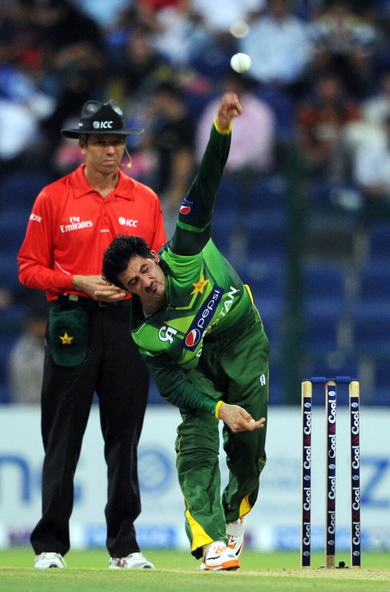 Junaid Khan sends down a delivery, Pakistan v Australia, 2nd ODI, Abu Dhabi, August 31, 2012