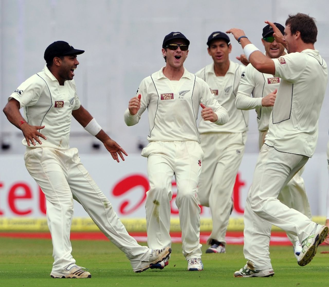 Doug Bracewell celebrates the wicket of Sachin Tendulkar, India v New Zealand, 2nd Test, Bangalore, 2nd day, September 1, 2012