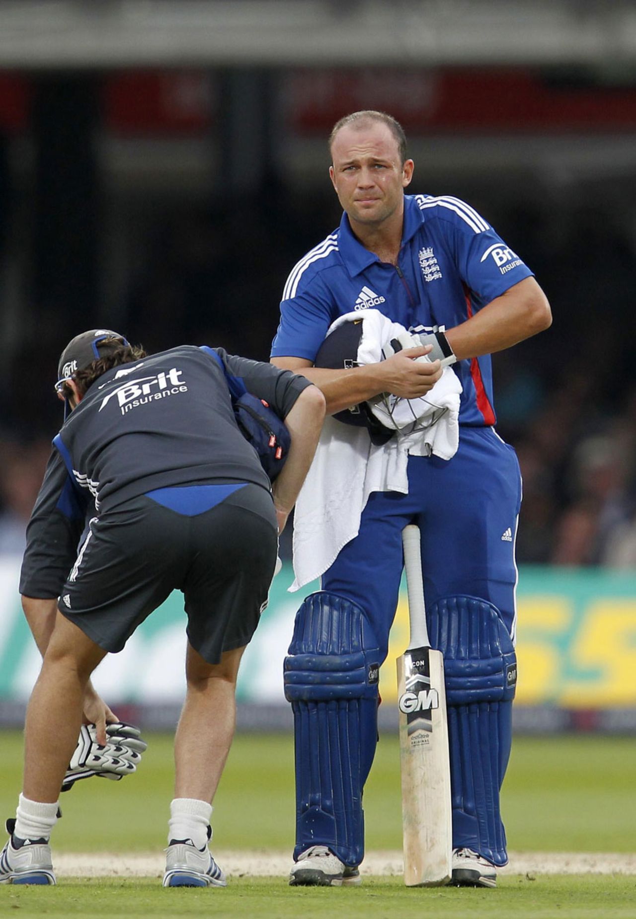 Jonathan Trott struggled with a hand injury, England v South Africa, 4th ODI, Lord's, September 2, 2012