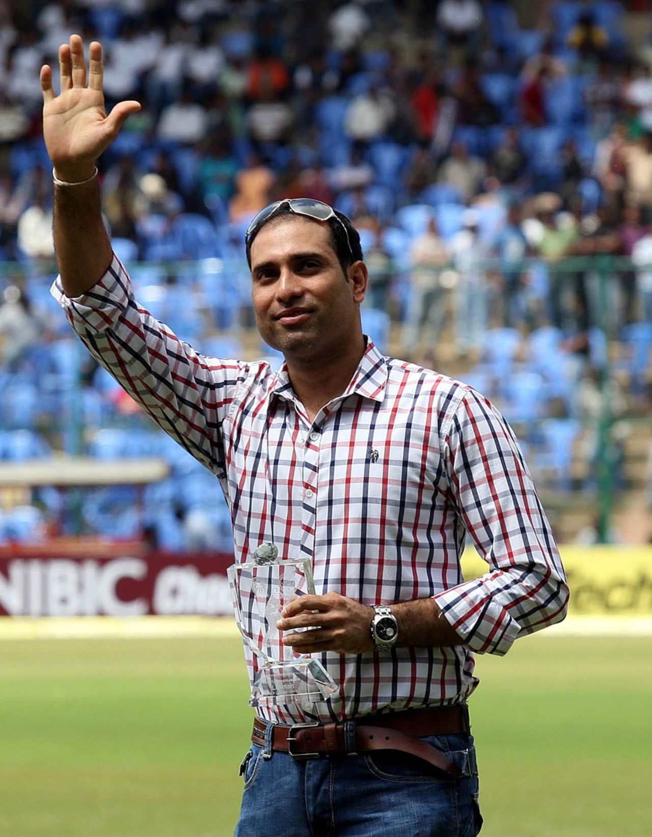 VVS Laxman waves to the Bangalore crowd at a felicitation, India v New Zealand, 2nd Test, Bangalore, 3rd day, September 2, 2012