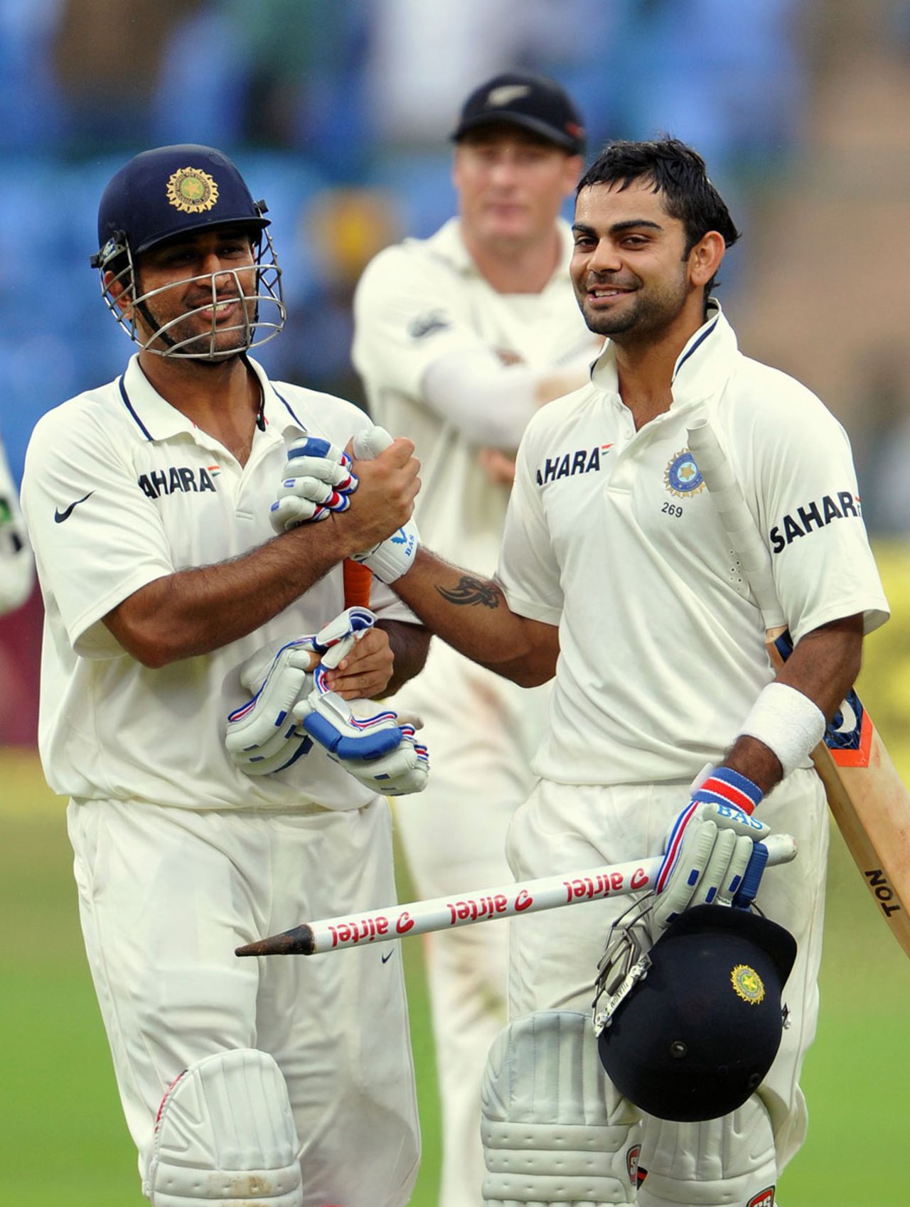 MS Dhoni and Virat Kohli added 96 runs to take India home, India v New Zealand, 2nd Test, Bangalore, 4th day, September 3, 2012