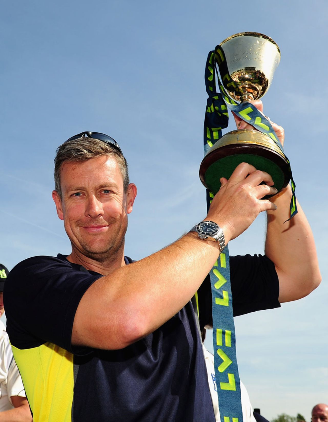 Ashley Giles holds the County Championship trophy aloft, Worcestershire v Warwickshire, County Championship, Division One, New Road, 3rd day, September 6, 2012