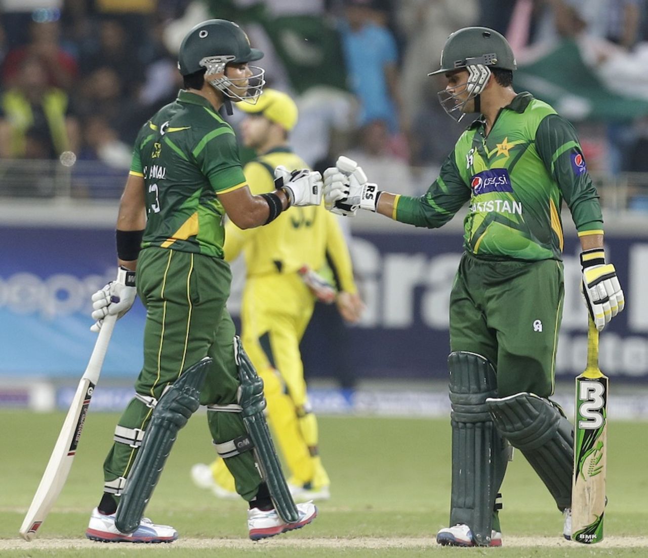 Umar Akmal and Kamran Akmal partnership provided the late boost, Pakistan v Australia, 2nd T20I, Dubai, September 7, 2012