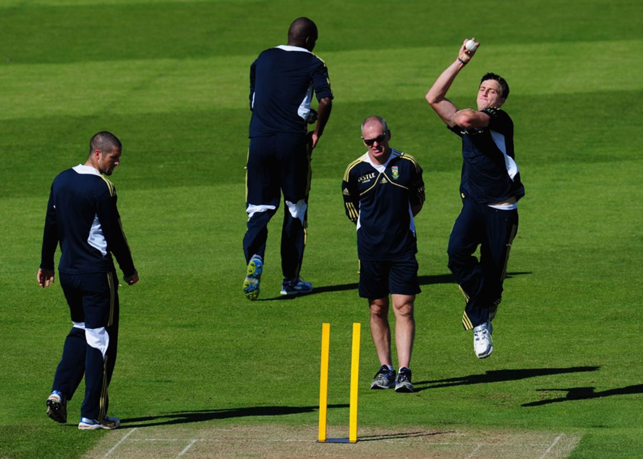 Morne Morkel, Wayne Parnell and Lonwabo Tsotsobe take part in bowling practice, Chester-le-Street, September 7, 2012