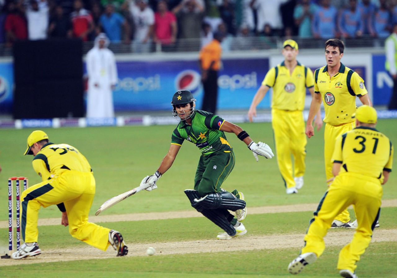 Umar Akmal completes the winning run in the Super Over, Pakistan v Australia, 2nd T20I, Dubai, September 7, 2012
