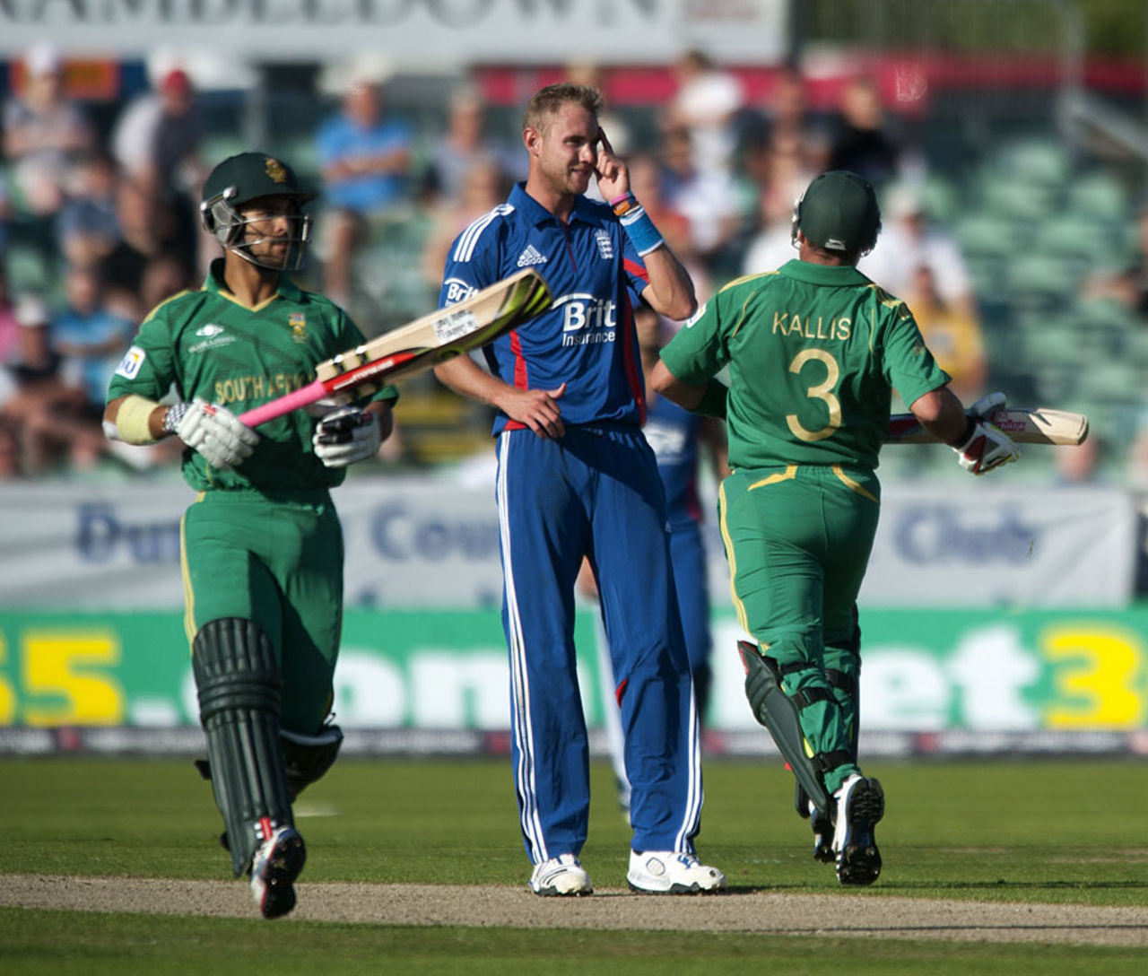 Stuart Broad looks on as Jacques Kallis and JP Duminy get South Africa's chase moving, England v South Africa, 1st NatWest T20I, Chester-le-Street, September 8, 2012