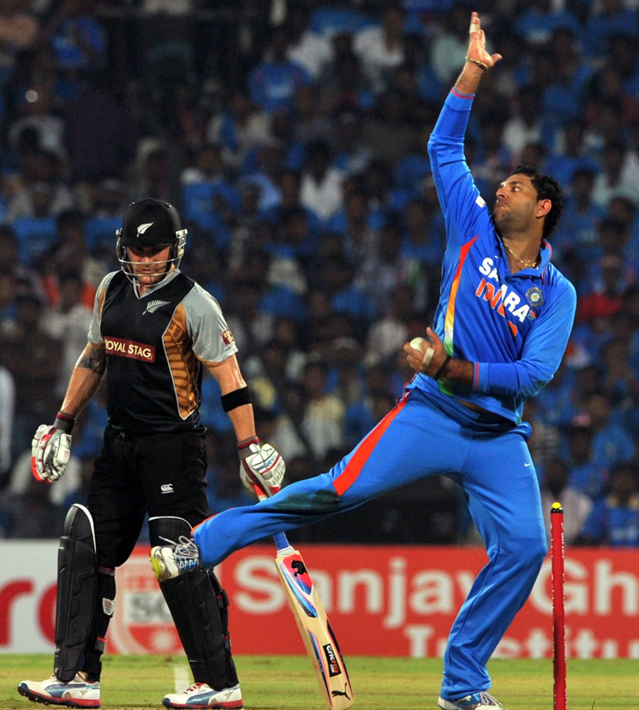 Yuvraj Singh bowls, India v New Zealand, 2nd T20I, Chennai, September 11, 2012