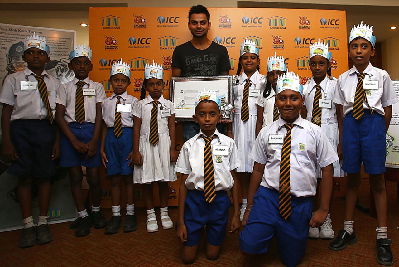 Virat Kohli poses with schoolchildren, Colombo, September 14, 2012