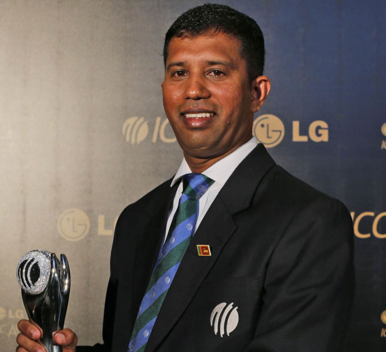 Kumar Dharmasena with the ICC Umpire of the Year award, Colombo, September 15, 2012