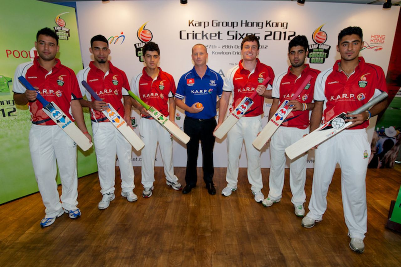 Players of the Hong Kong Sixes training squad and HKCA National Coach Charlie Burke (in blue jersey) participated in the press conference. (Players from Left to Right) Baber Hayat, Irfan Ahmed, Aizaz Khan, Jamie Atkinson, Waqas Barkat and Nizakat Khan.
圖三. 部份香港六人板球集訓隊成員及香港隊總教練貝卓禮先生(藍衫)一同出席活動。(球員由左至右)赫逸(Baber Hayat)、阿密(Infan Ahmed)、阿沙斯肯南 (Aizaz Khan)、瓦克田臣(Jamie Atkinson)、巴卡(Waqas Barkat)及N.肯南(Nizakat Khan)。