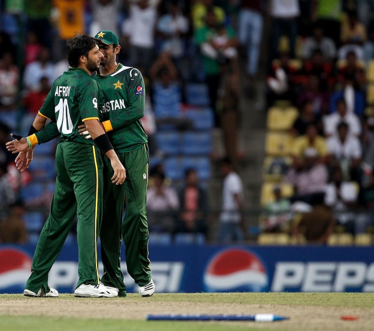 Shahid Afridi is congratulated by Shoaib Malik after picking up Rob Nicol's wicket, New Zealand v Pakistan, World T20 2012, Group D, Pallekele, September, 23, 2012