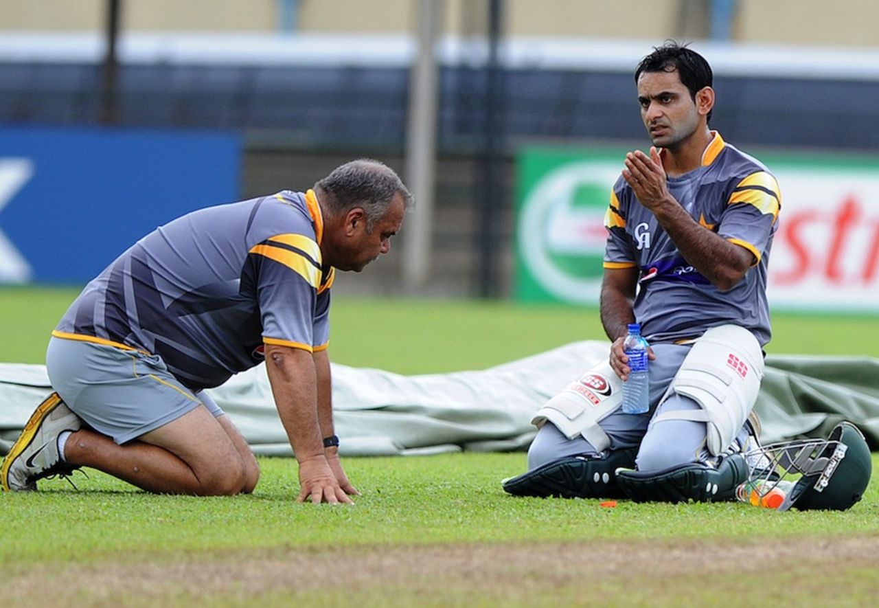 Mohammad Hafeez chats with Dav Whatmore, World T20 2012, Colombo, September 27, 2012