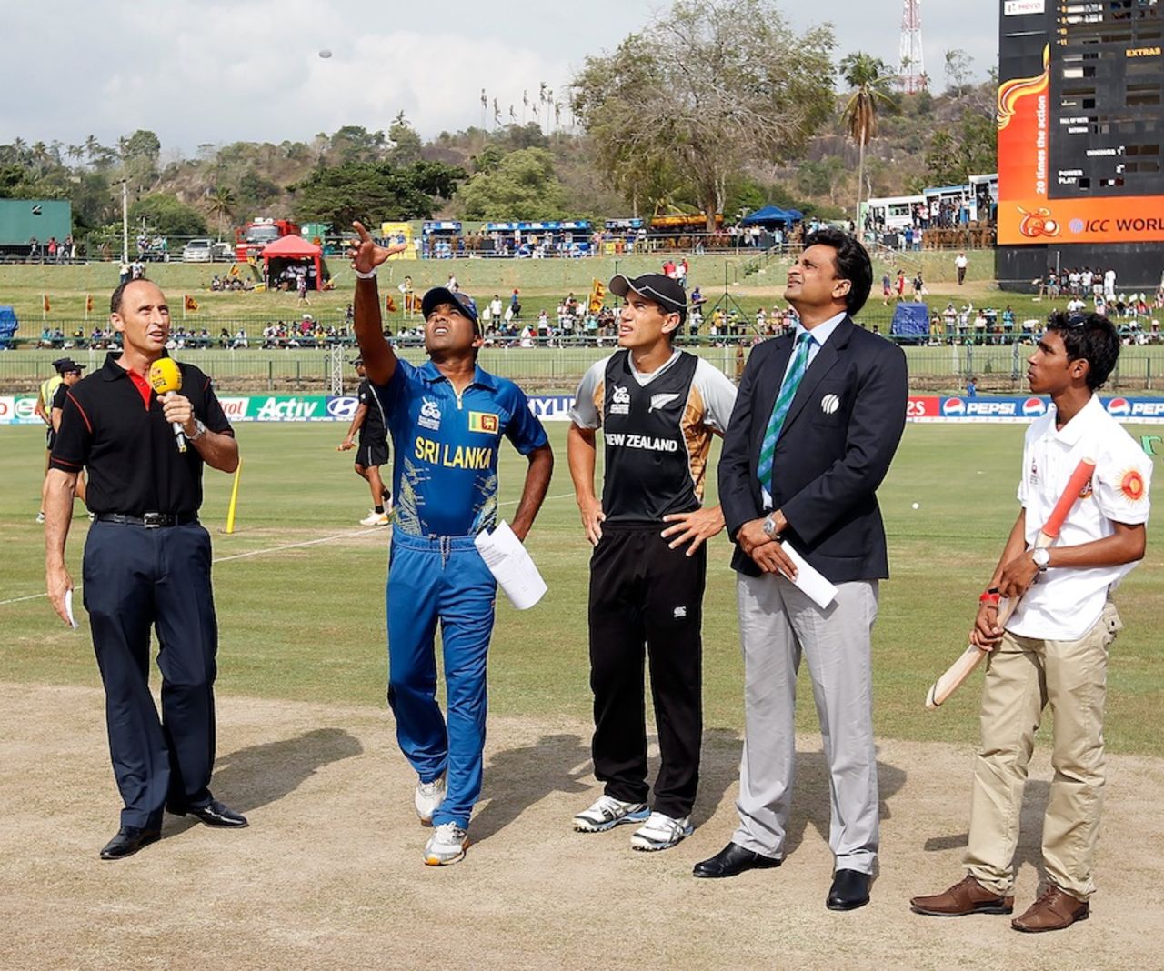 Mahela Jayawardene tosses the coin, Sri Lanka v New Zealand, World T20 2012, Super Eights, Pallekele, September 27, 2012