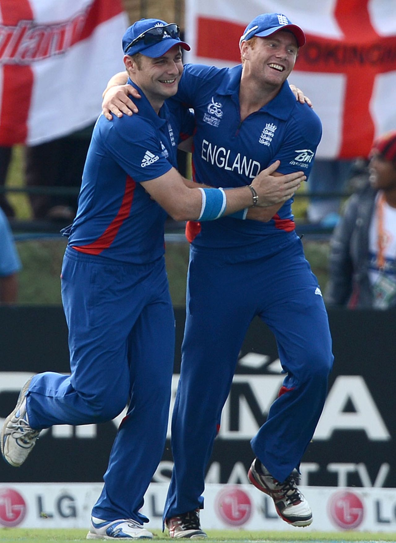 Luke Wright and Jonny Bairstow celebrate Rob Nicol's dismissal, England v New Zealand, World Twenty20, Super Eights, Pallekele, September 29, 2012