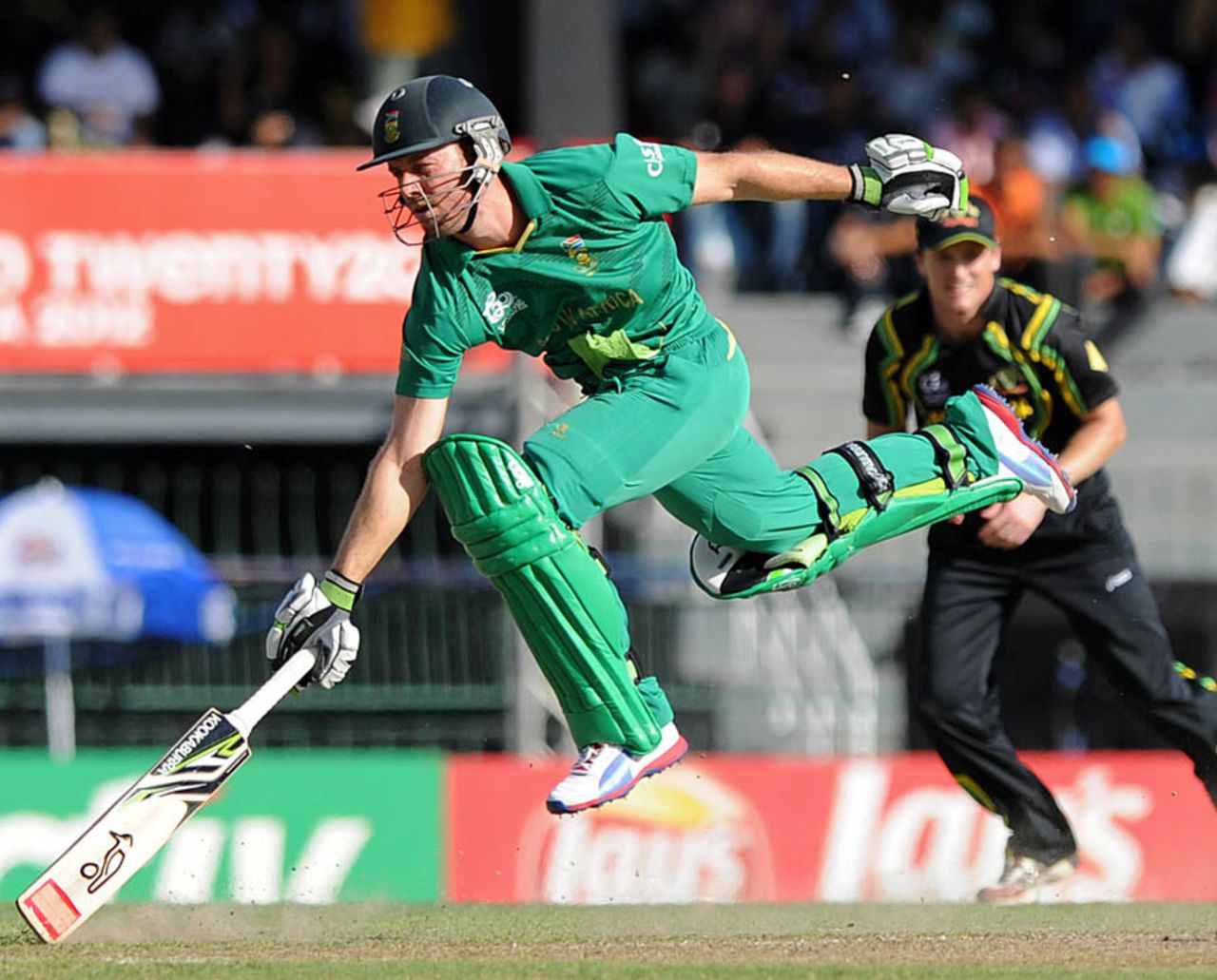 AB de Villiers rushes to make his ground, Australia v South Africa, Super Eights, World Twenty20, Colombo, September 30, 2012