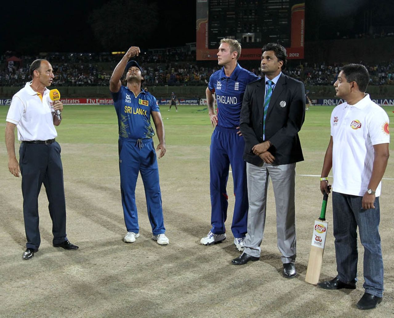 Kumar Sangakkara and Stuart Broad at the toss, Sri Lanka v England, Super Eights, World Twenty20, Pallekele, October 1, 2012