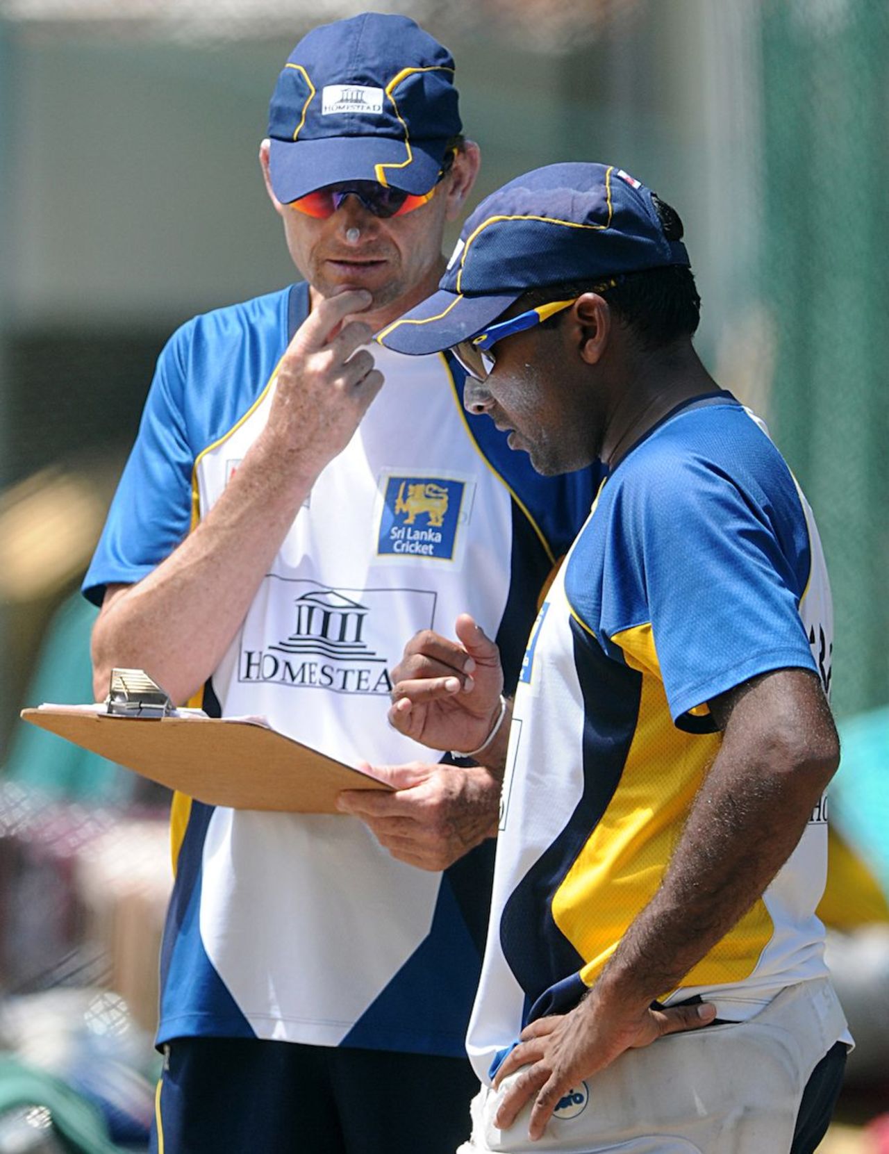 Graham Ford speaks to Mahela Jayawardene on the eve of the semi-final, Colombo, October 3, 2012