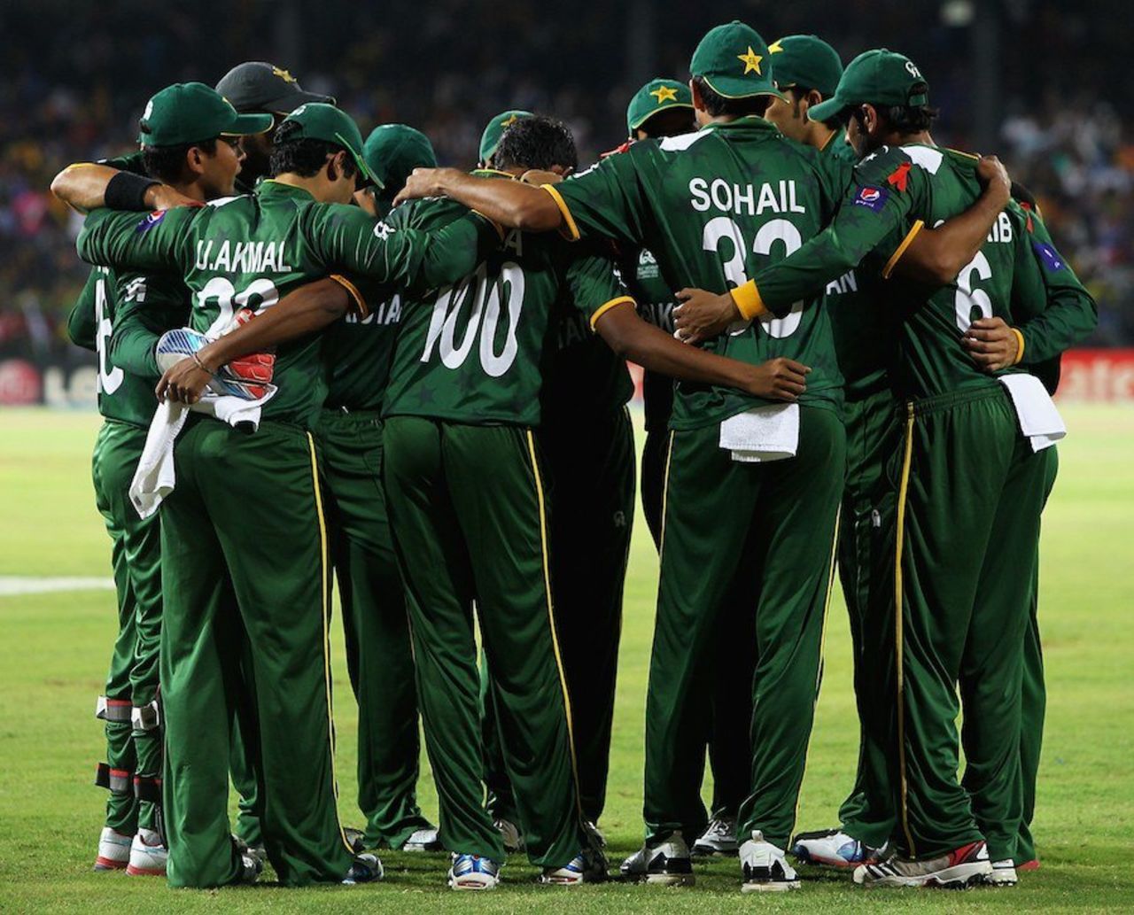 Pakistan huddle before taking the field, Sri Lanka v Pakistan, 1st semi-final, World Twenty20, Colombo, October 4, 2012