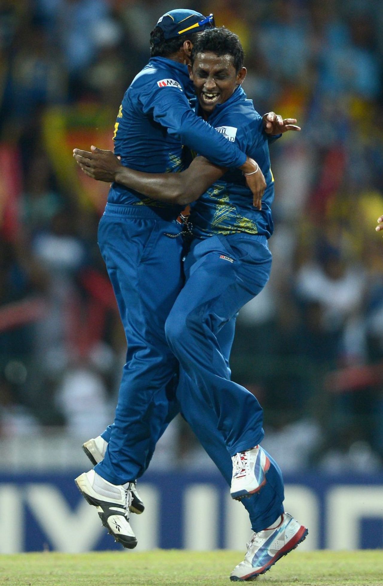 Ajantha Mendis and Mahela Jayawardene celebrate Chris Gayle's wicket, Sri Lanka v West Indies, final, World Twenty20, Colombo, October 7, 2012