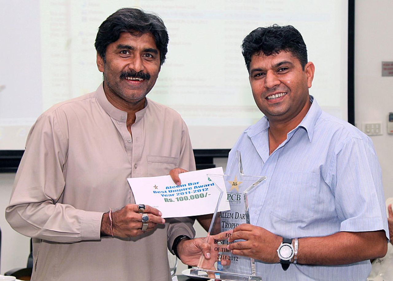 Javed Miandad presents a cash award and trophy to umpire Ahsan Raza, October 9, 2012
