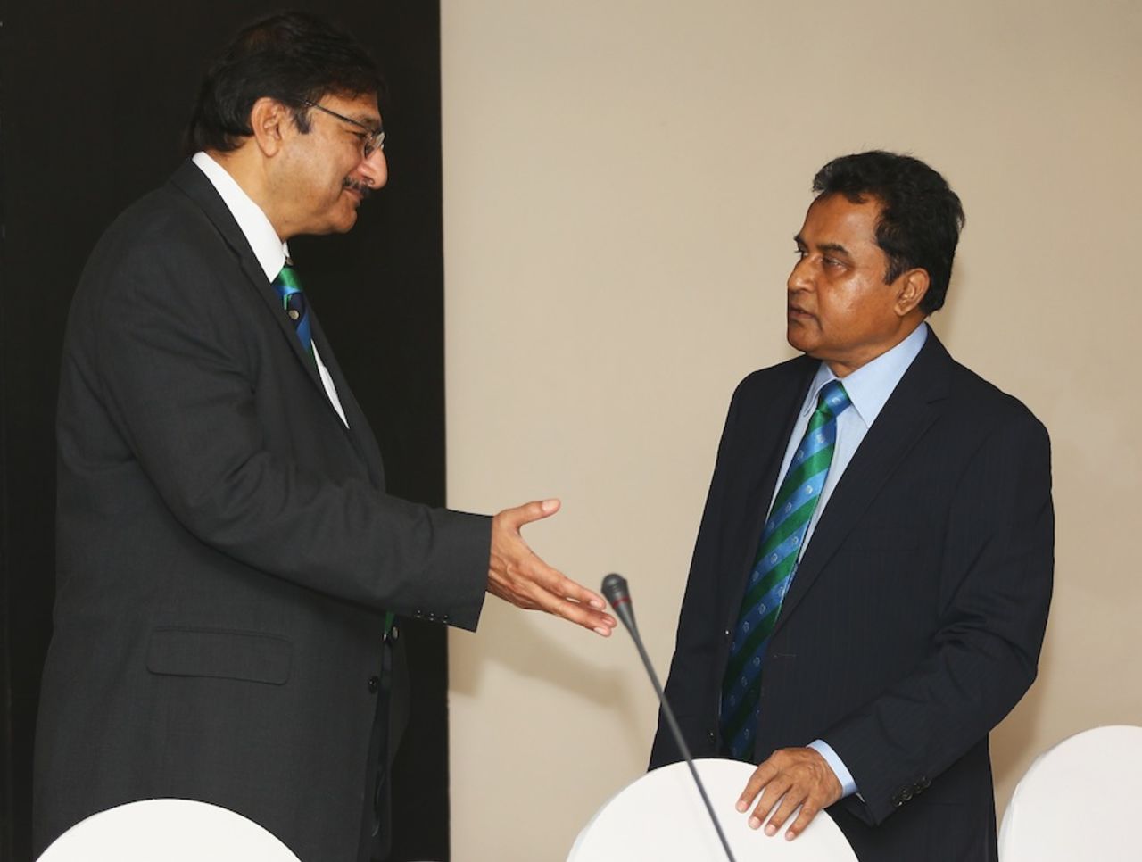 PCB's Zaka Ashraf in discussion with BCB's Mustafa Kamal, Colombo, October 9, 2012