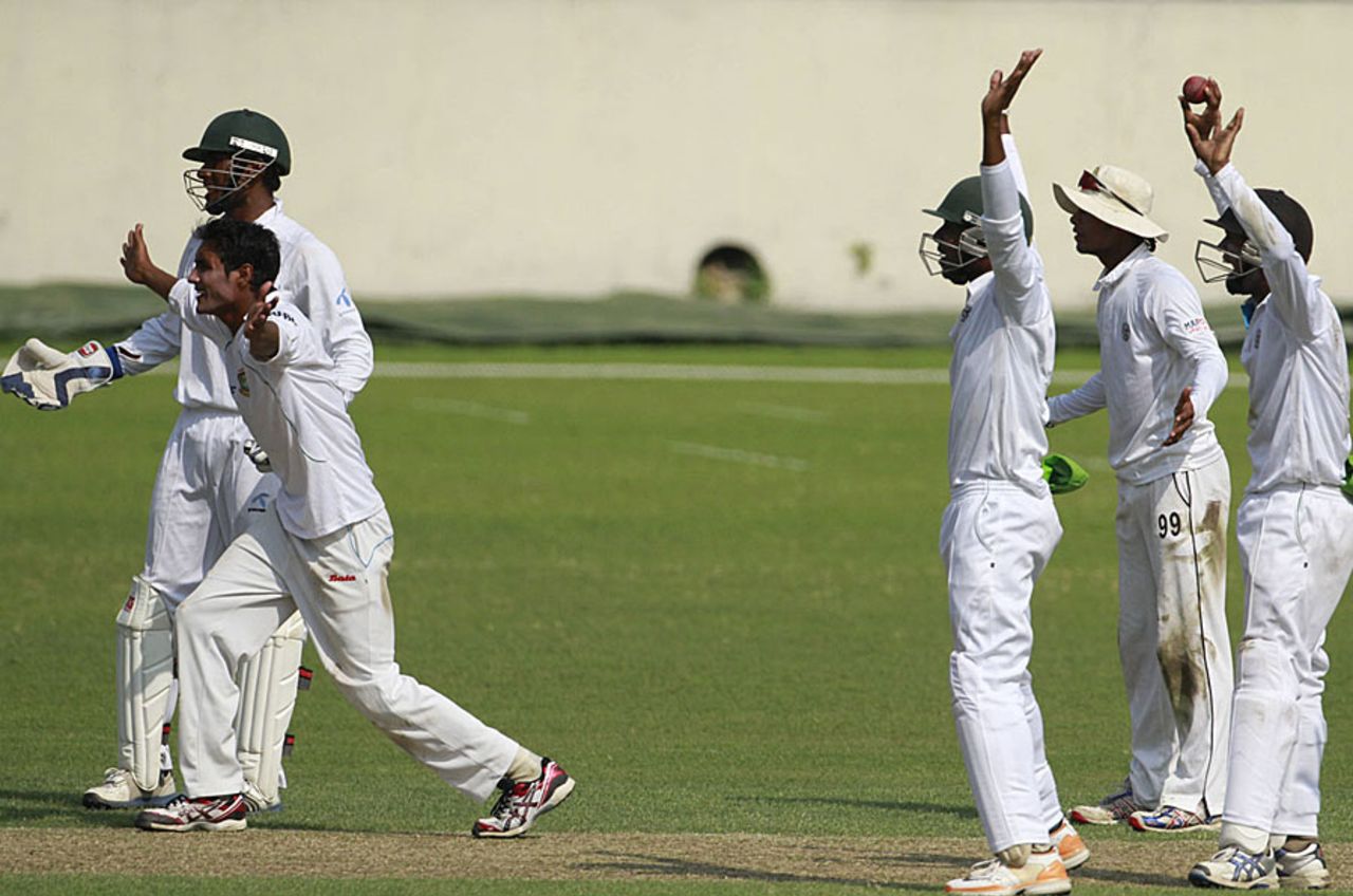Rajshahi players appeal for a wicket, Rajshahi Division v Dhaka Division, NCL, Dhaka, 2nd day, October 21, 2012 
