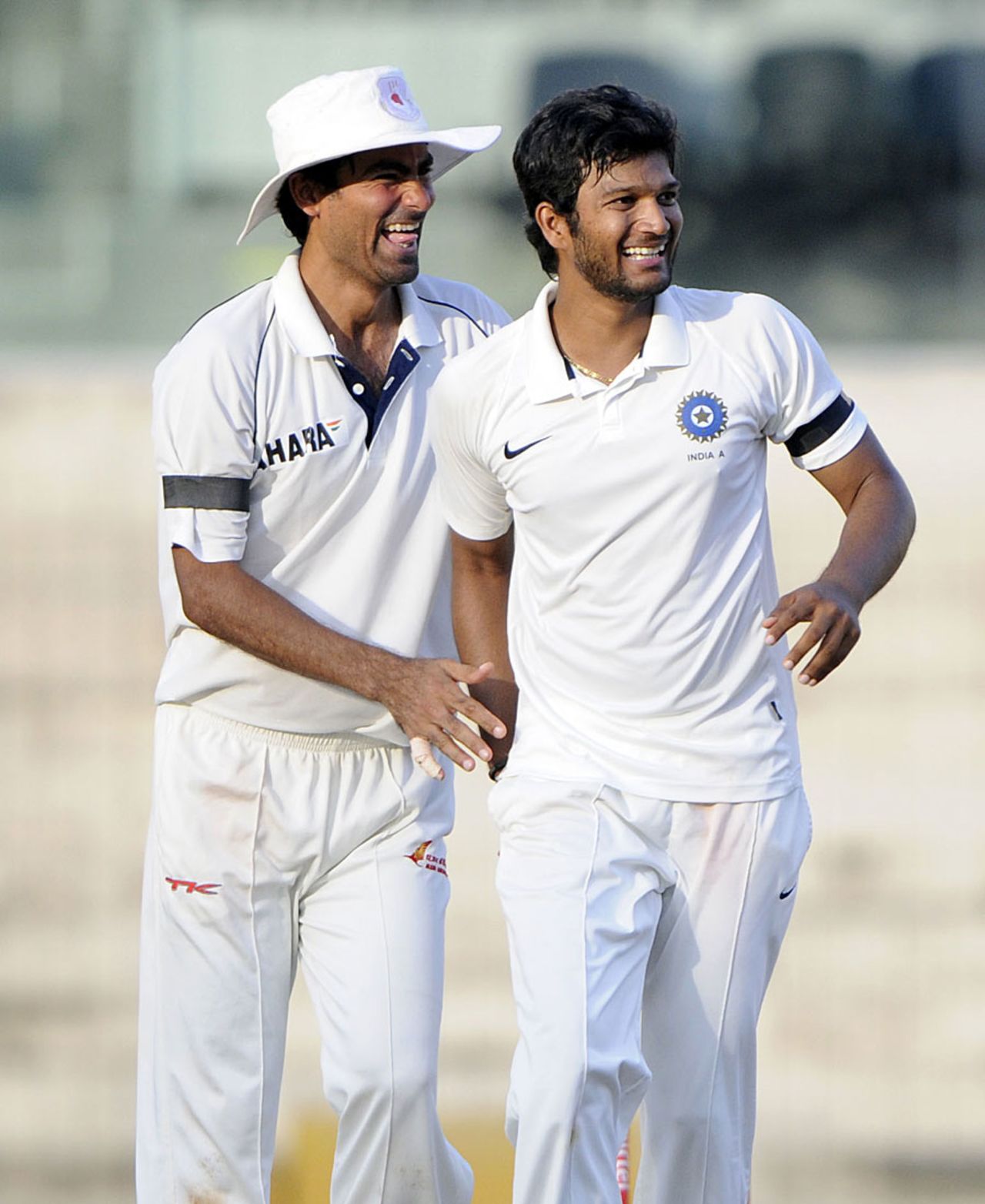 Mohammad Kaif congratulates Jalaj Saxena on a wicket, Central Zone v East Zone, Duleep Trophy final, 2nd day, Chennai