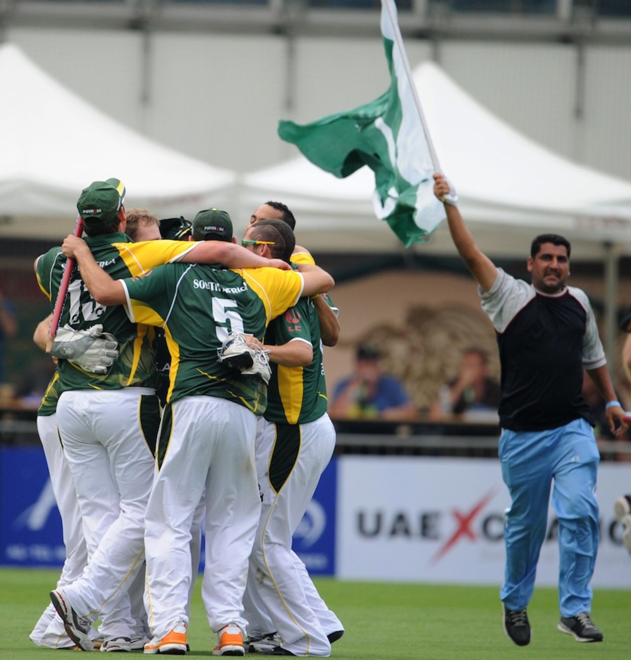 South Africa celebrate their win in the final of Hong Kong Super Sixes over Pakistan, Hong Kong, October 28, 2012