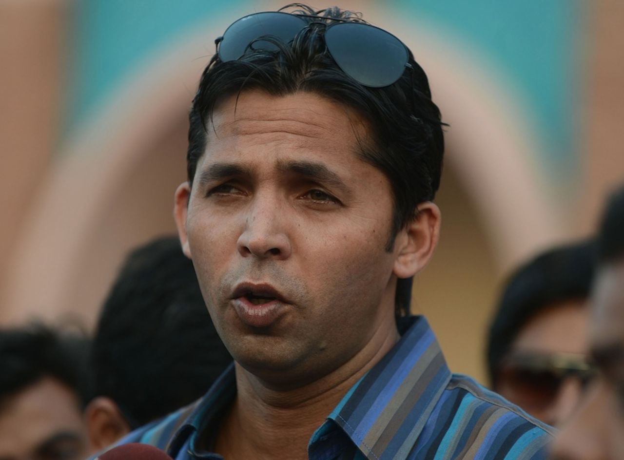Mohammad Asif speaks to reporters in Lahore, October 29, 2012