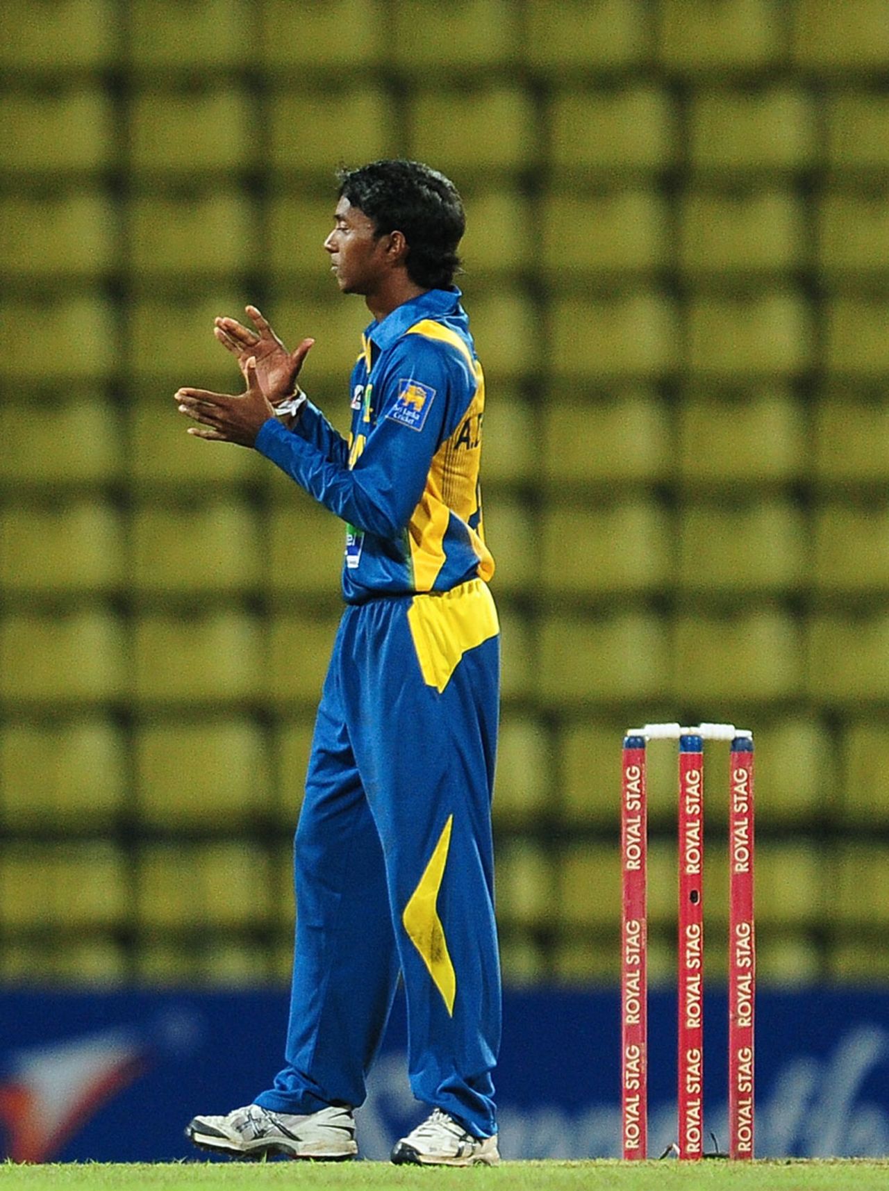 Akila Dananjaya applauds a fielder, Sri Lanka v New Zealand, Twenty20 international, Pallekele, October 30, 2012