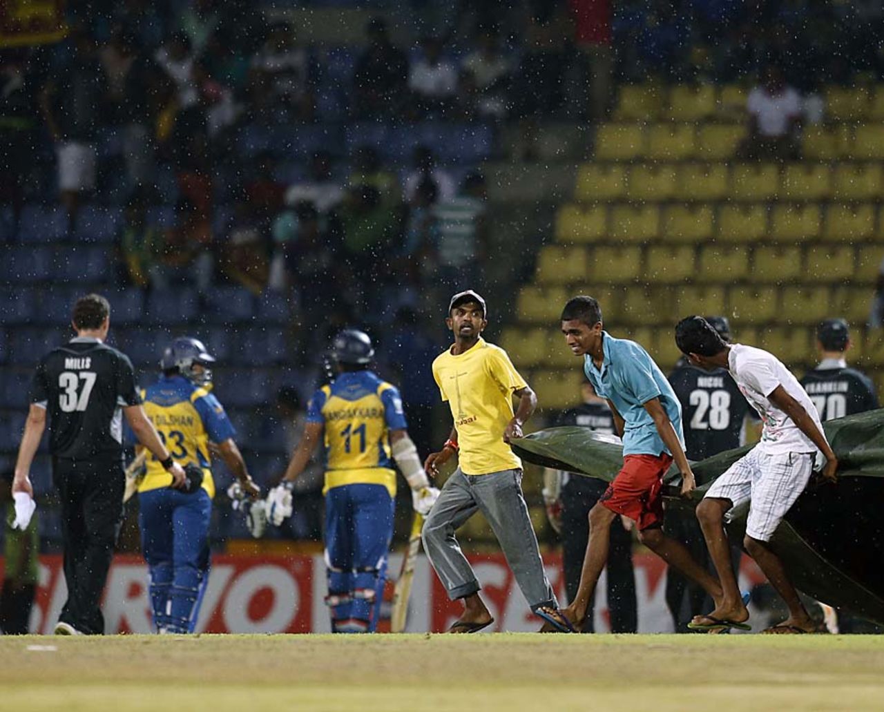 Rain forces players to walk off the field and covers to be brought on, Sri Lanka v New Zealand, 2nd ODI, Pallekele, November 4, 2012
